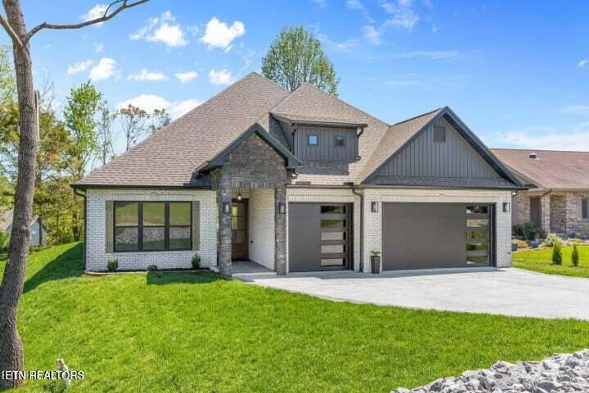 Property Slideshow image 2 of 51 | 404 elokwa pl, Loudon, TN, 37774