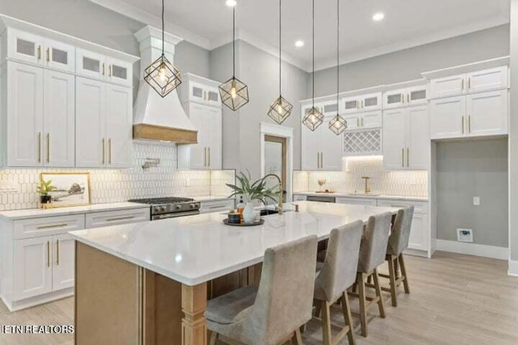 Property Slideshow image 10 of 51 | 404 elokwa pl, Loudon, TN, 37774