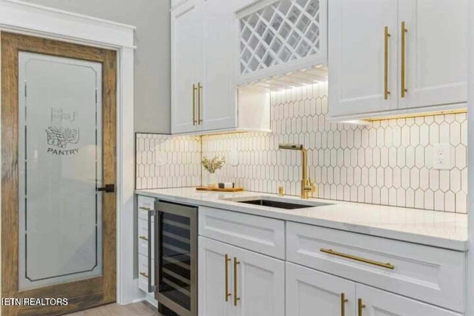 Property Slideshow image 12 of 51 | 404 elokwa pl, Loudon, TN, 37774