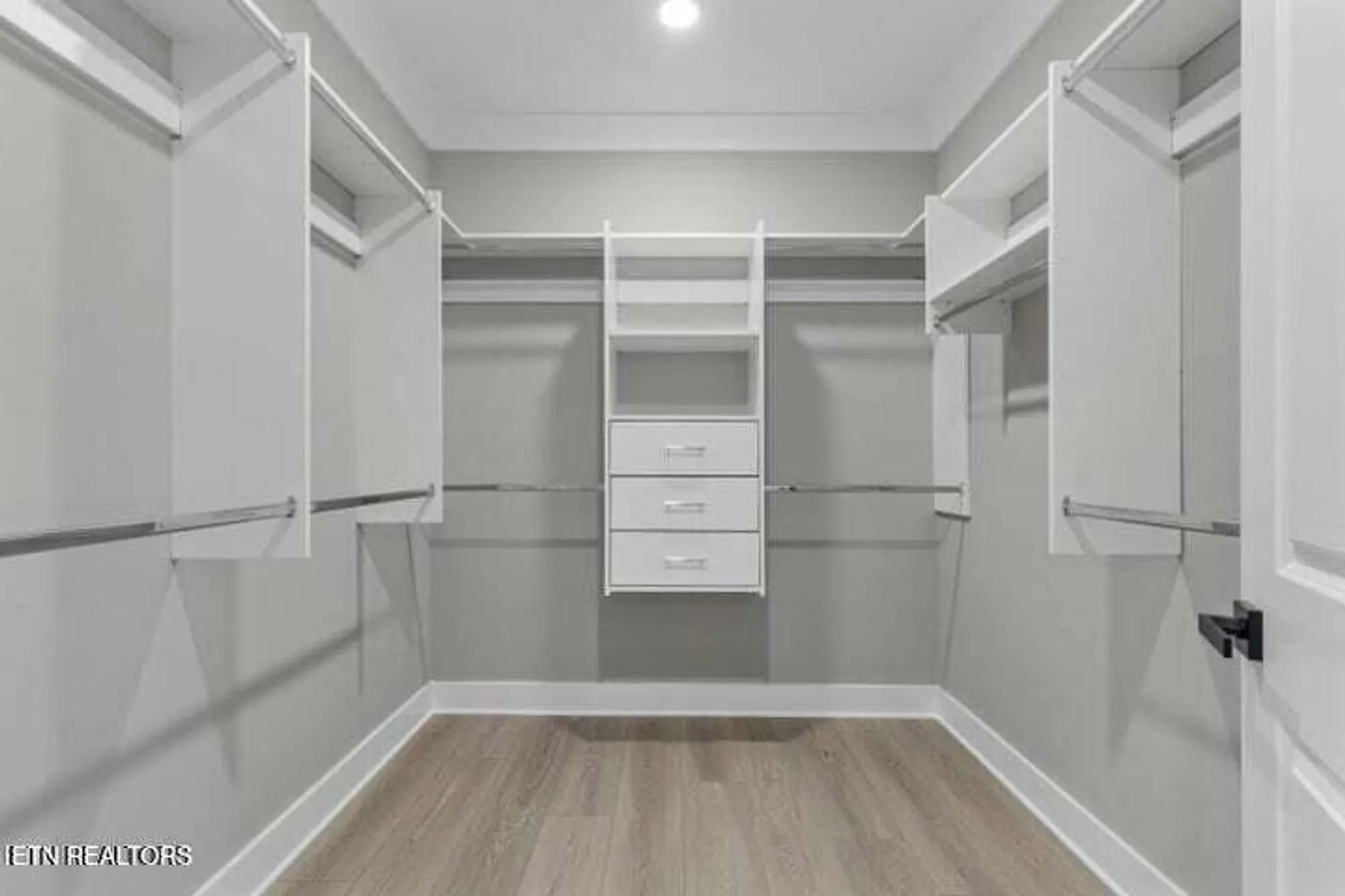 Property Slideshow image 23 of 51 | 404 elokwa pl, Loudon, TN, 37774