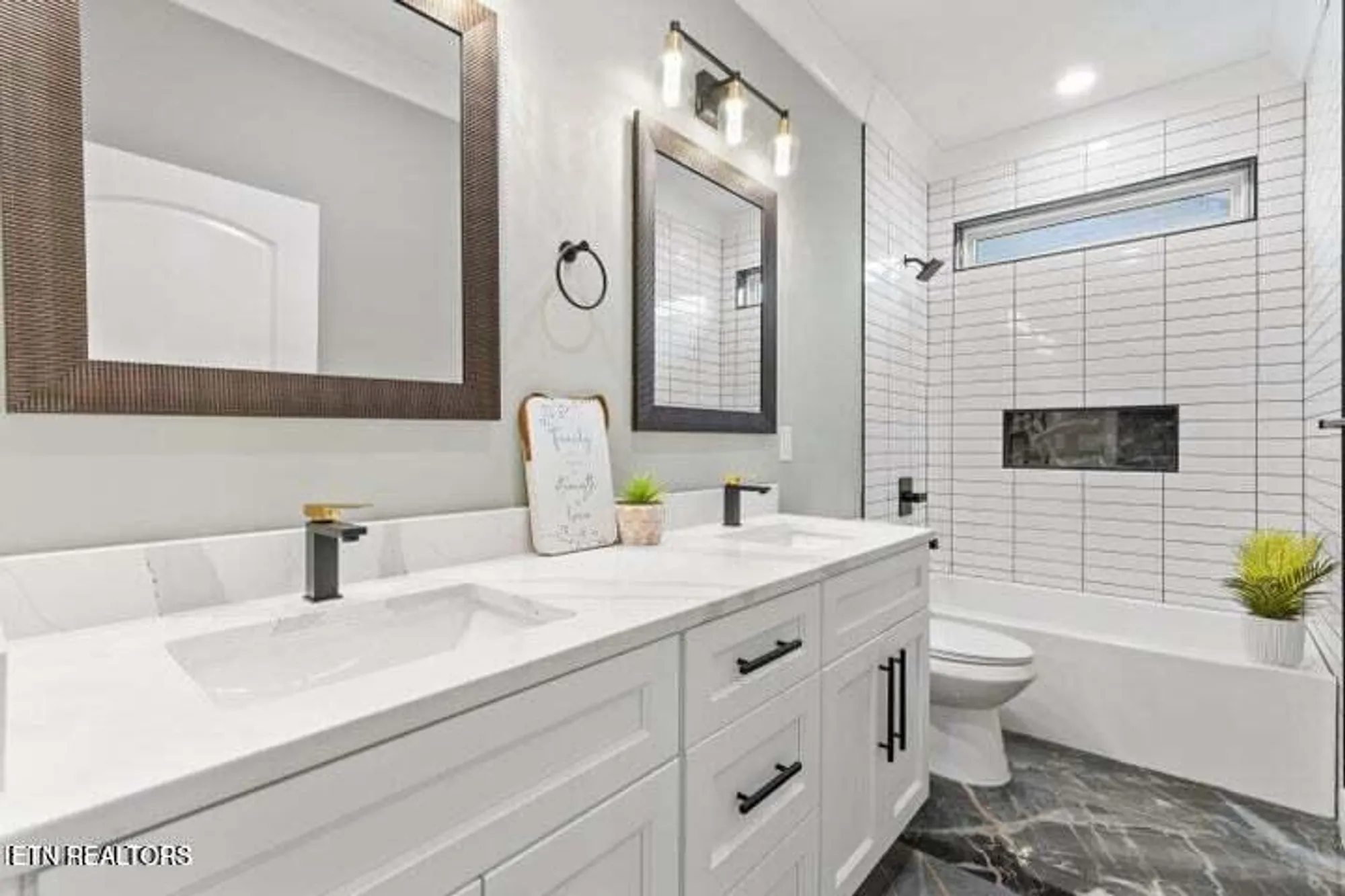 Property Slideshow image 26 of 51 | 404 elokwa pl, Loudon, TN, 37774