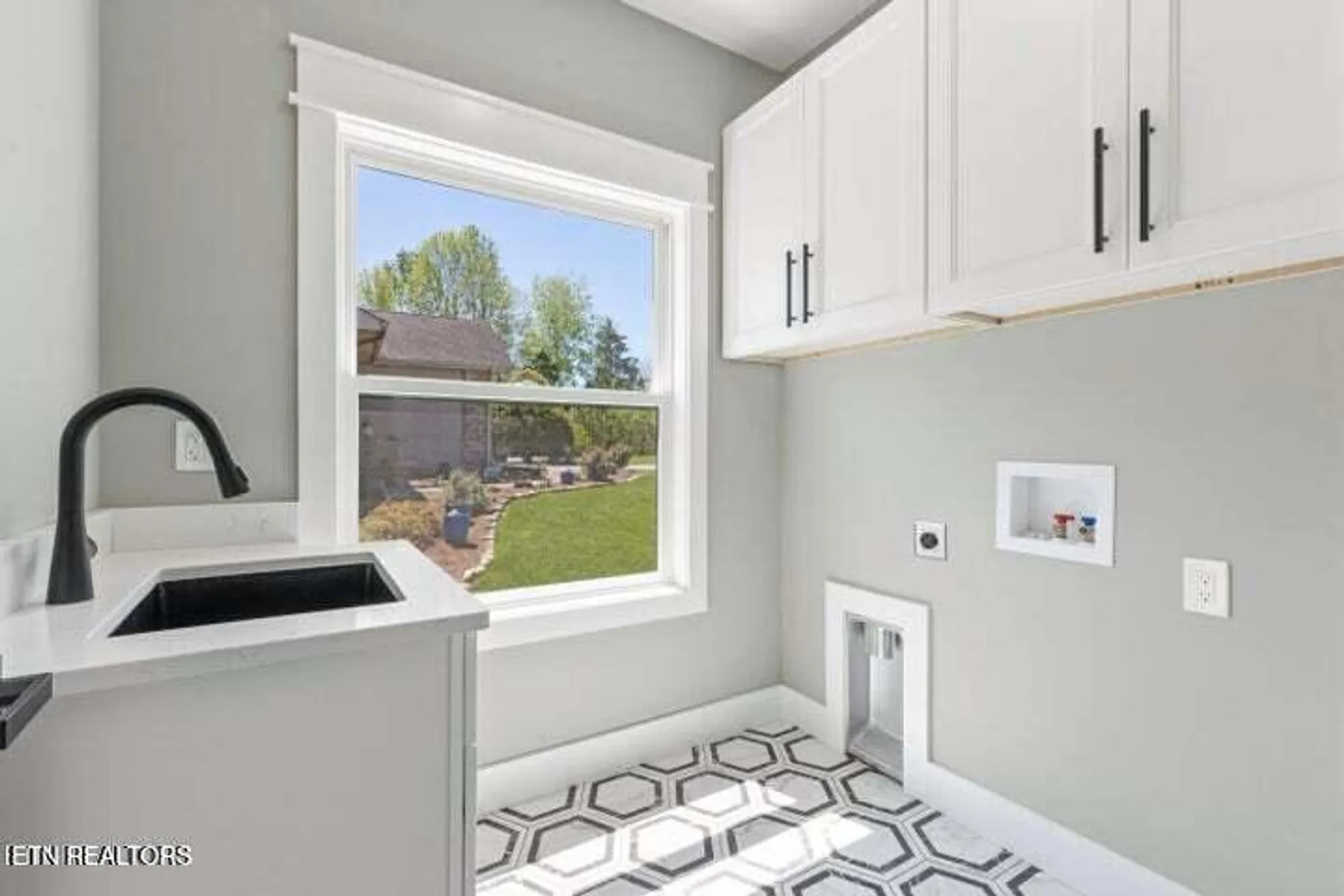 Property Slideshow image 33 of 51 | 404 elokwa pl, Loudon, TN, 37774