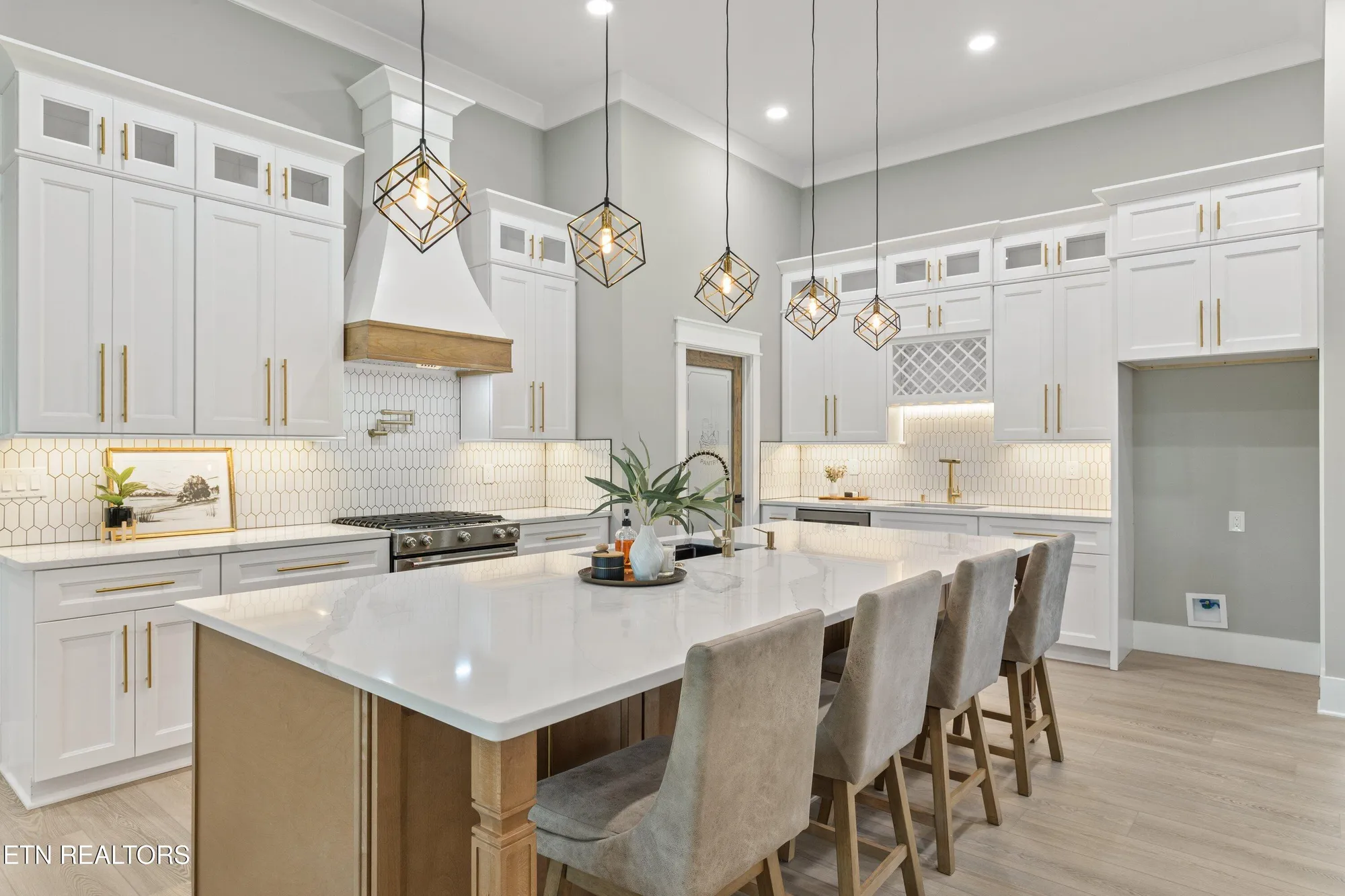 Property Slideshow image 5 of 51 | 404 elokwa pl, Loudon, TN, 37774