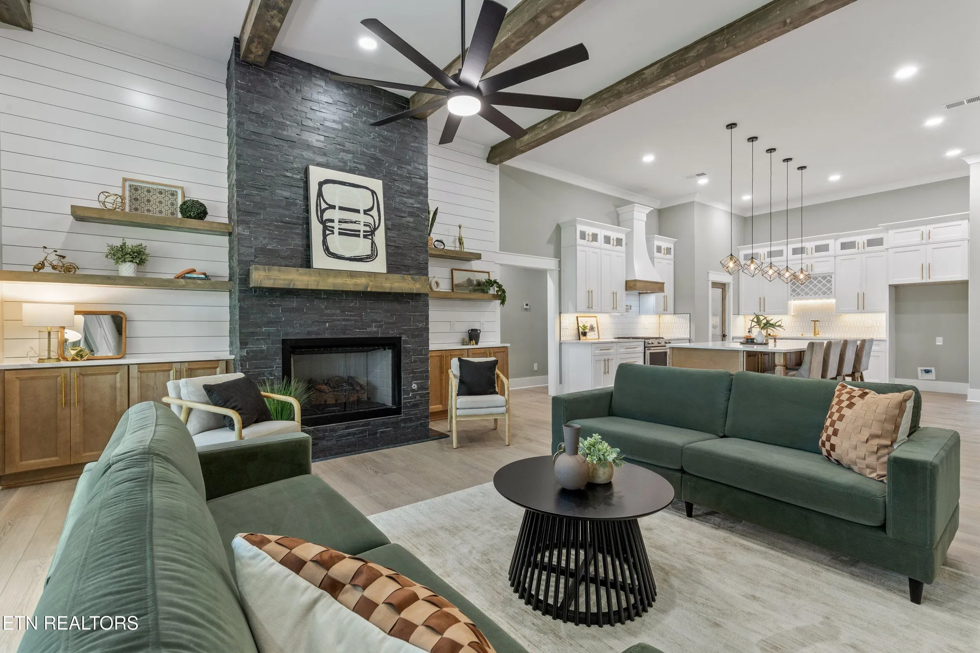 Property Slideshow image 4 of 51 | 404 elokwa pl, Loudon, TN, 37774