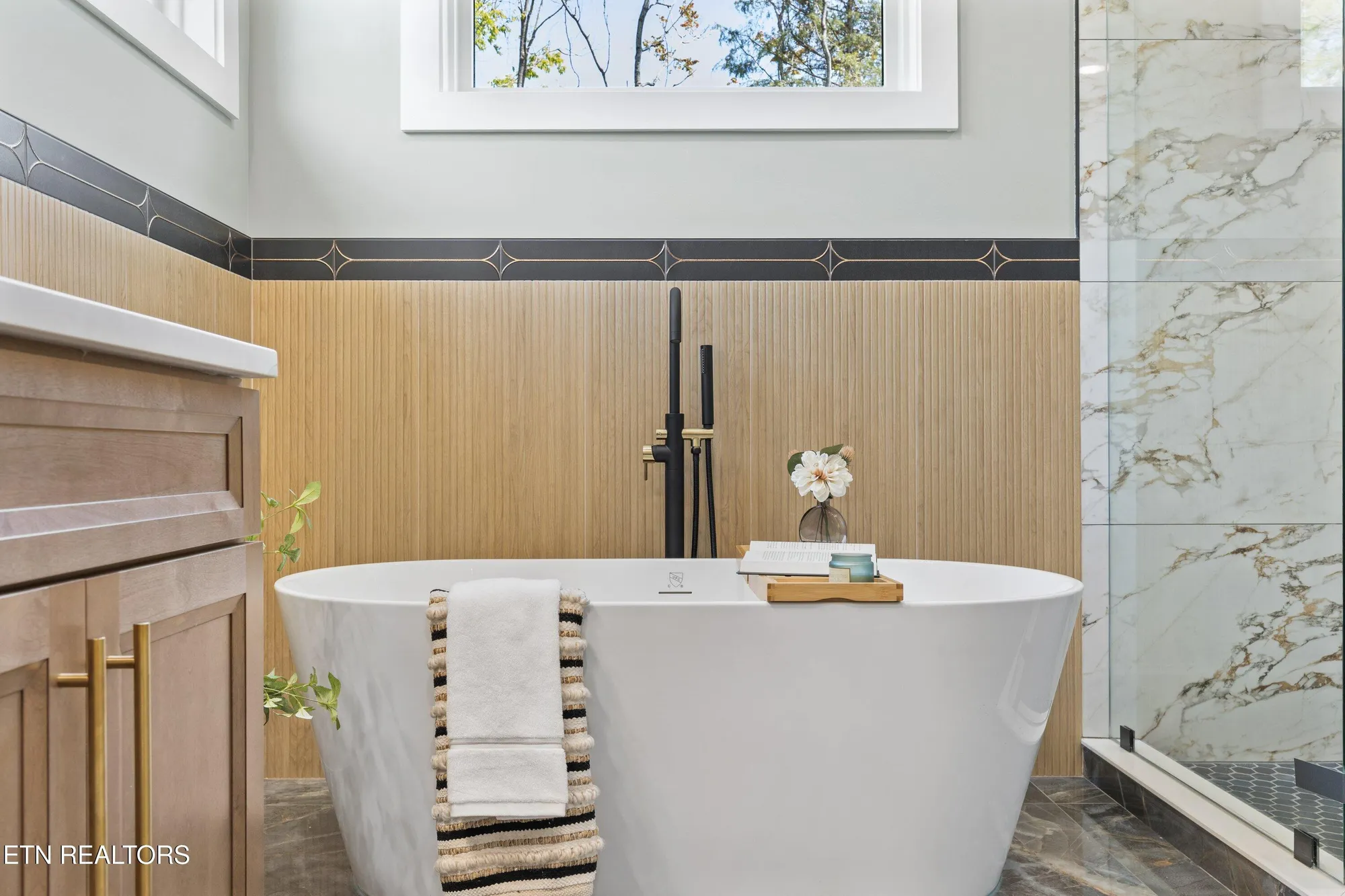 Property Slideshow image 16 of 51 | 404 elokwa pl, Loudon, TN, 37774