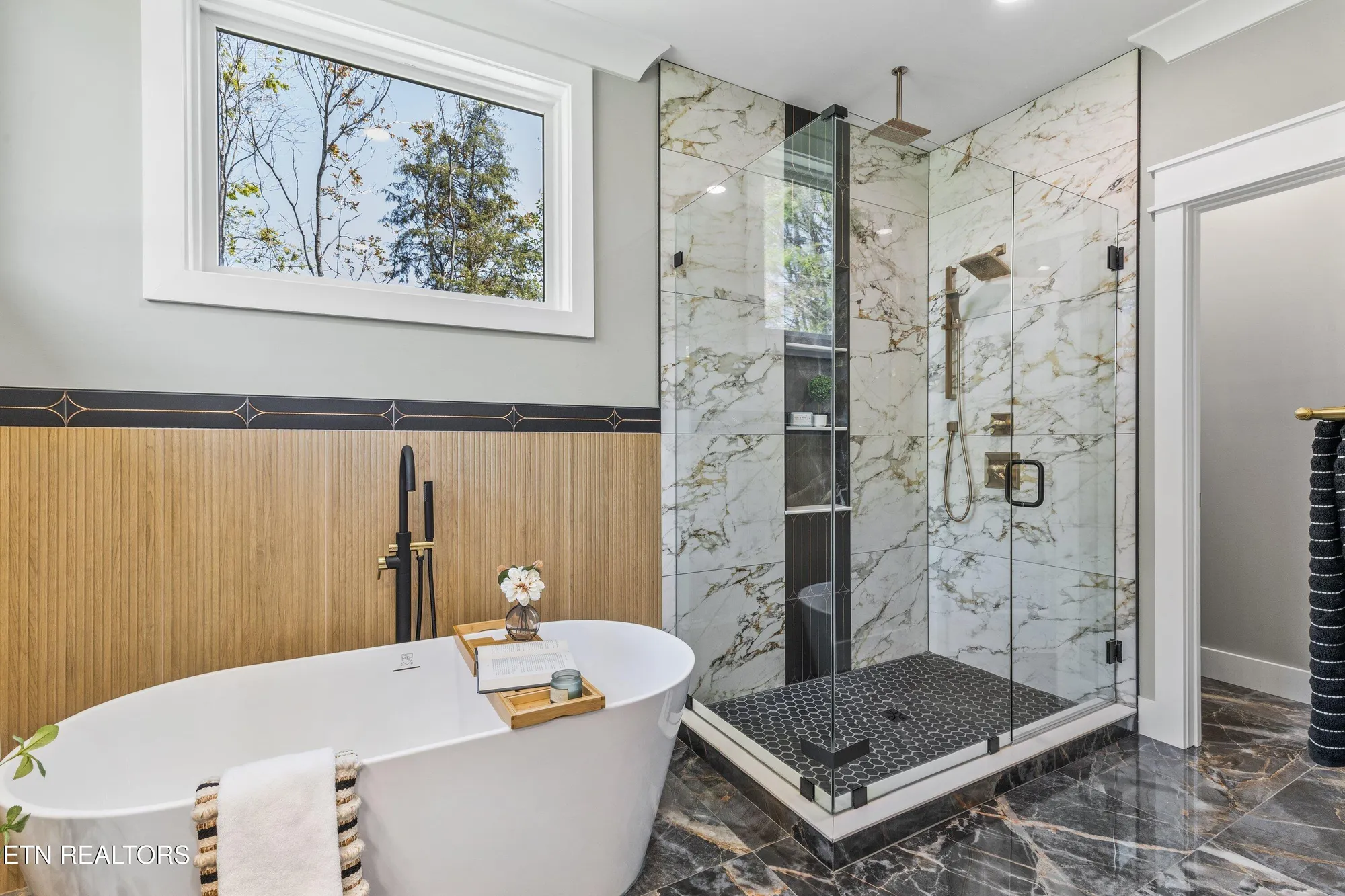 Property Slideshow image 17 of 51 | 404 elokwa pl, Loudon, TN, 37774