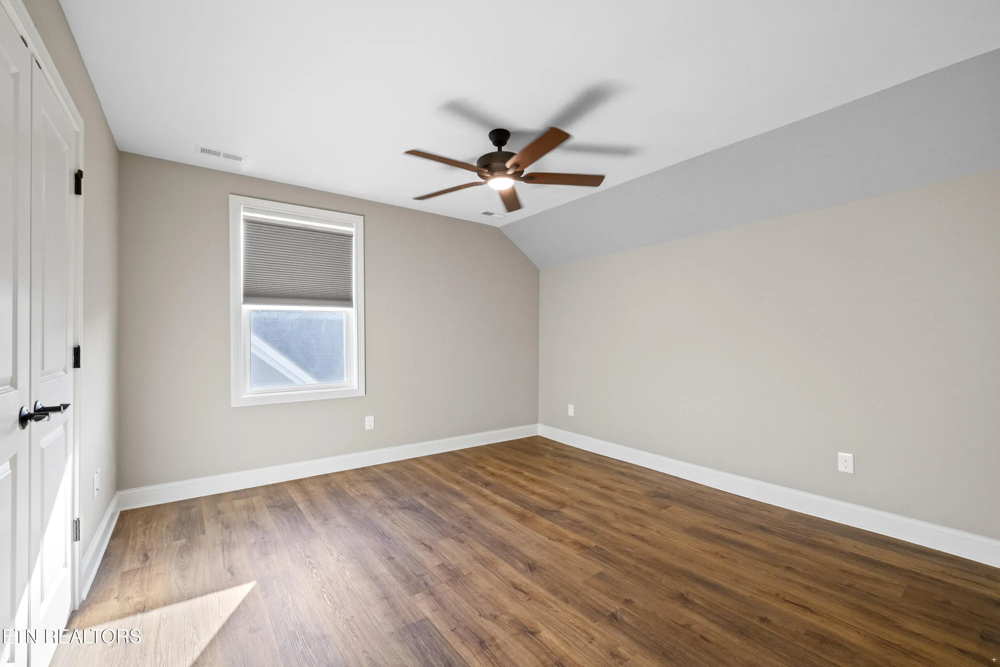 Property Slideshow image 18 of 24 | 504 chestnut pl, Loudon, TN, 37774