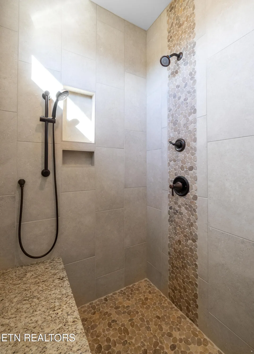 Property Slideshow image 12 of 24 | 504 chestnut pl, Loudon, TN, 37774