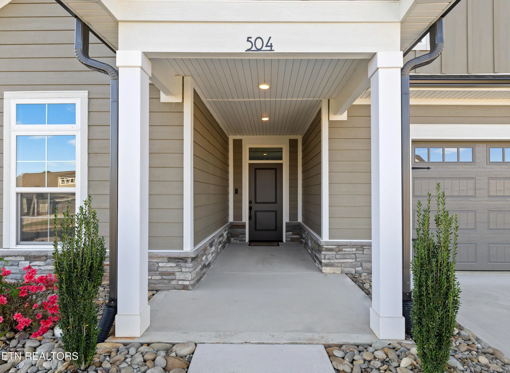 Property Slideshow image 2 of 24 | 504 chestnut pl, Loudon, TN, 37774