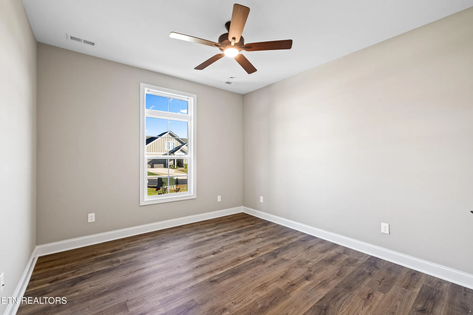 Property Slideshow image 14 of 24 | 504 chestnut pl, Loudon, TN, 37774