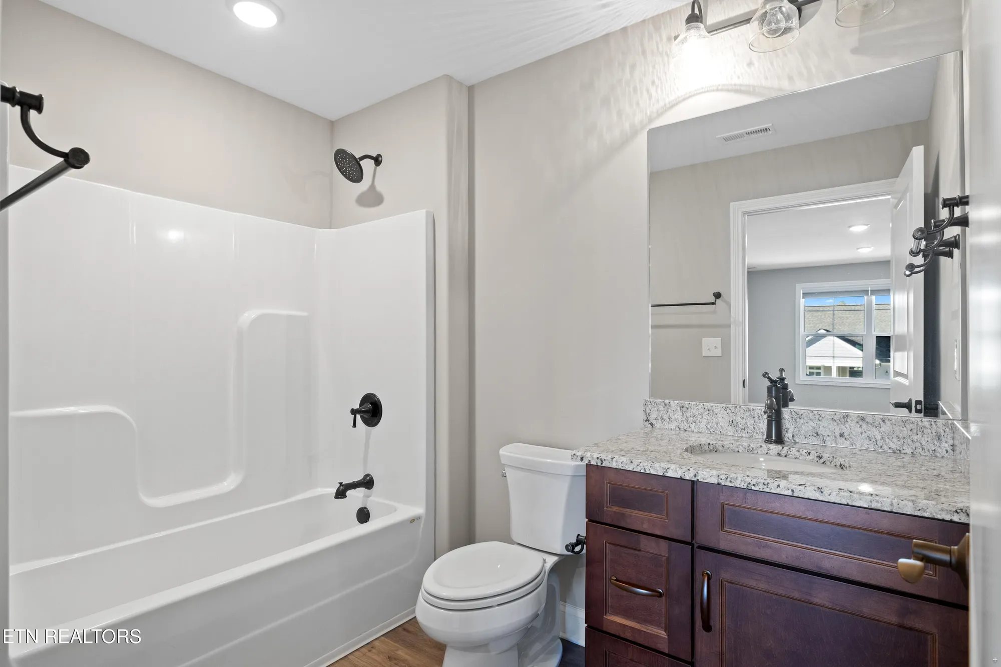 Property Slideshow image 19 of 24 | 504 chestnut pl, Loudon, TN, 37774