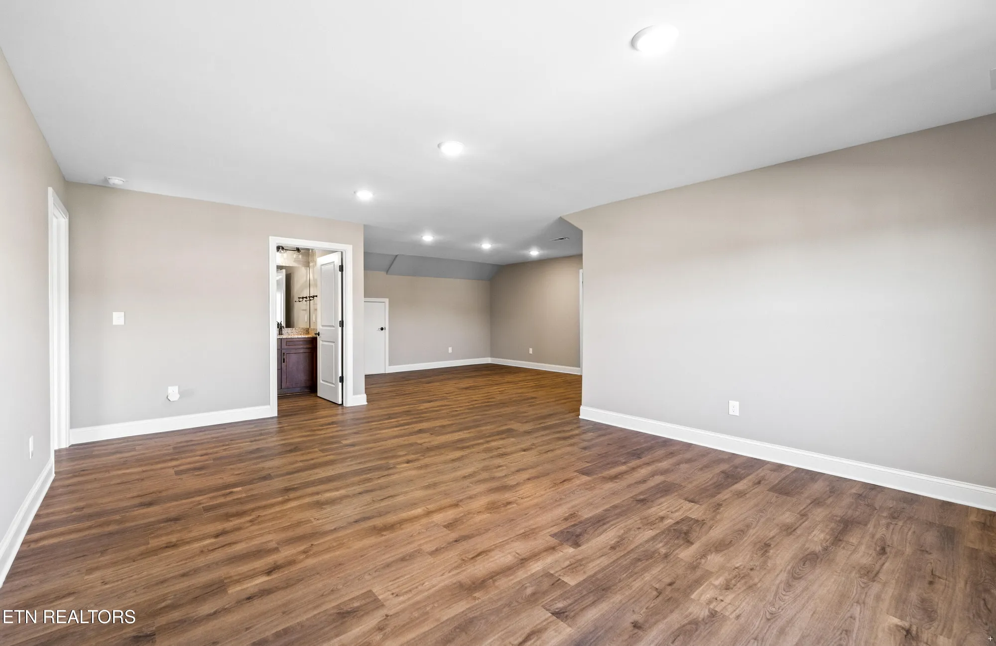 Property Slideshow image 20 of 24 | 504 chestnut pl, Loudon, TN, 37774