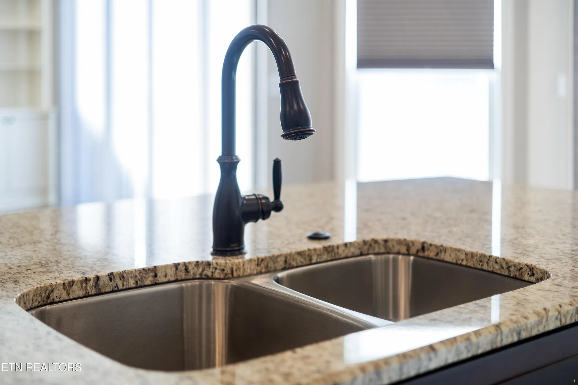 Property Slideshow image 7 of 24 | 504 chestnut pl, Loudon, TN, 37774