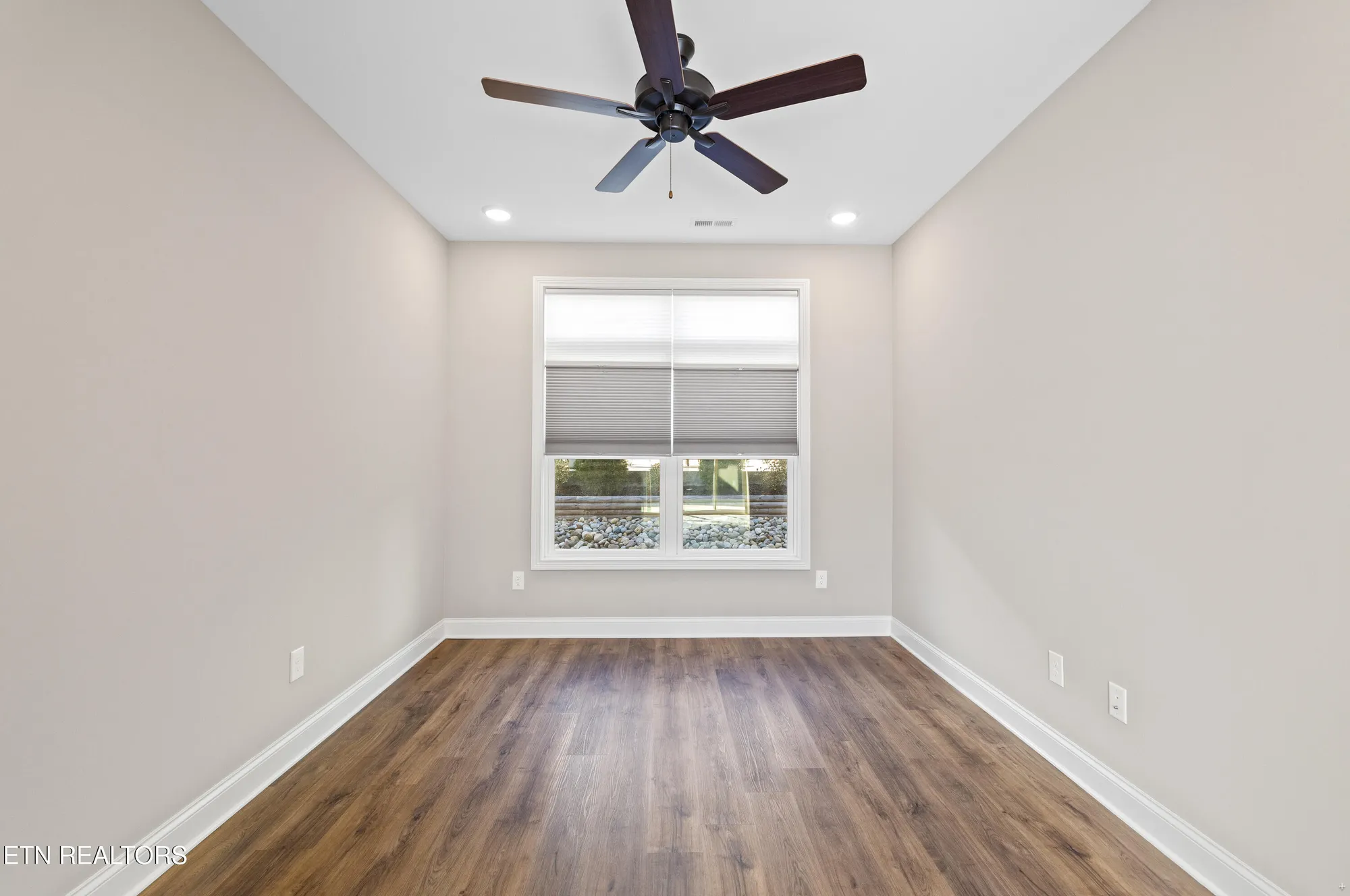 Property Slideshow image 9 of 24 | 504 chestnut pl, Loudon, TN, 37774