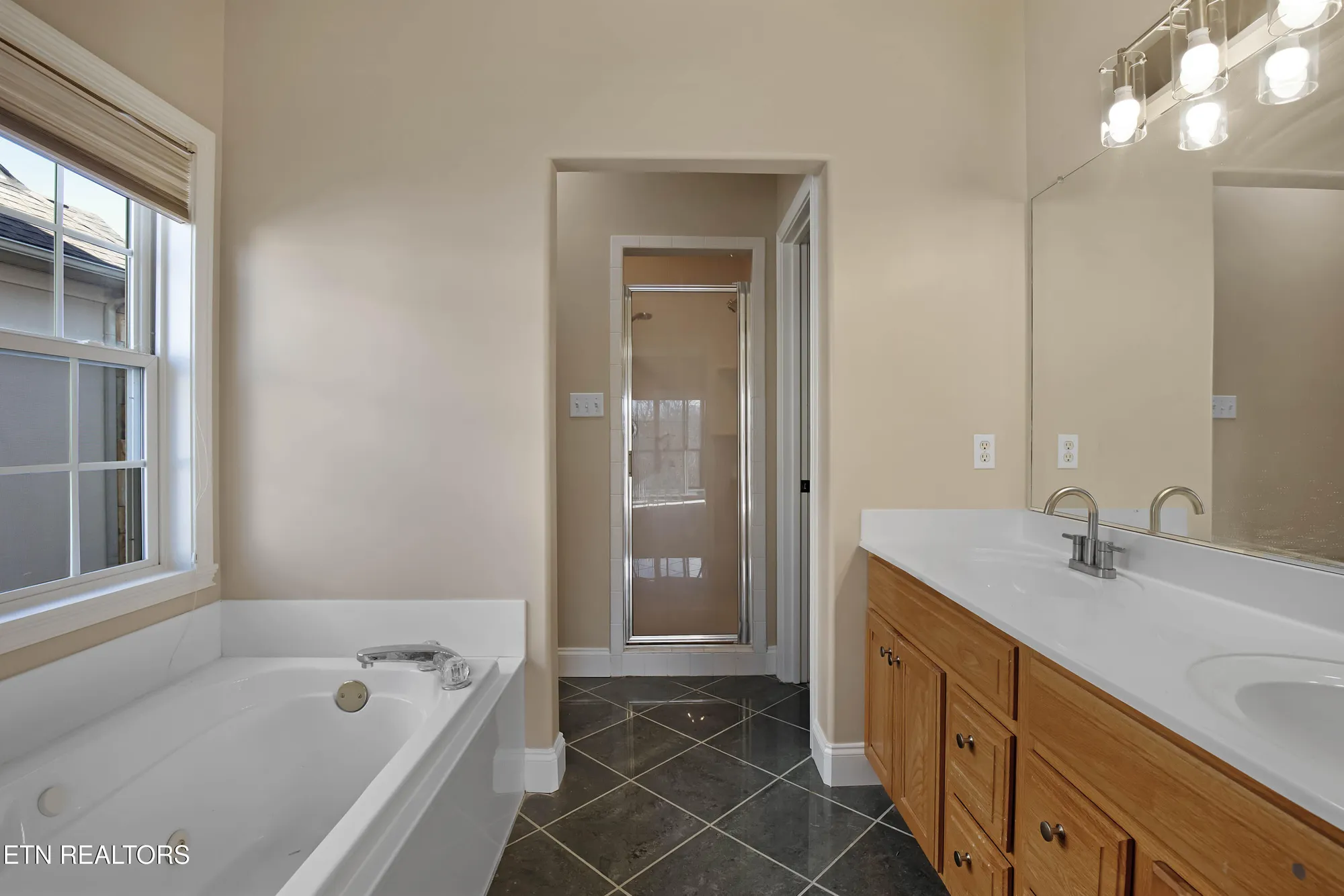 Property Slideshow image 20 of 38 | 1049 rarity bay pkwy, Vonore, TN, 37885