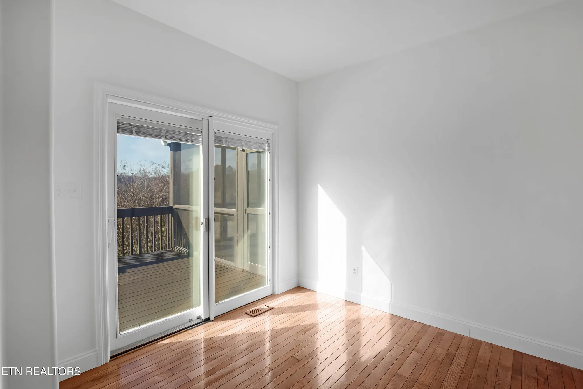 Property Slideshow image 11 of 38 | 1049 rarity bay pkwy, Vonore, TN, 37885