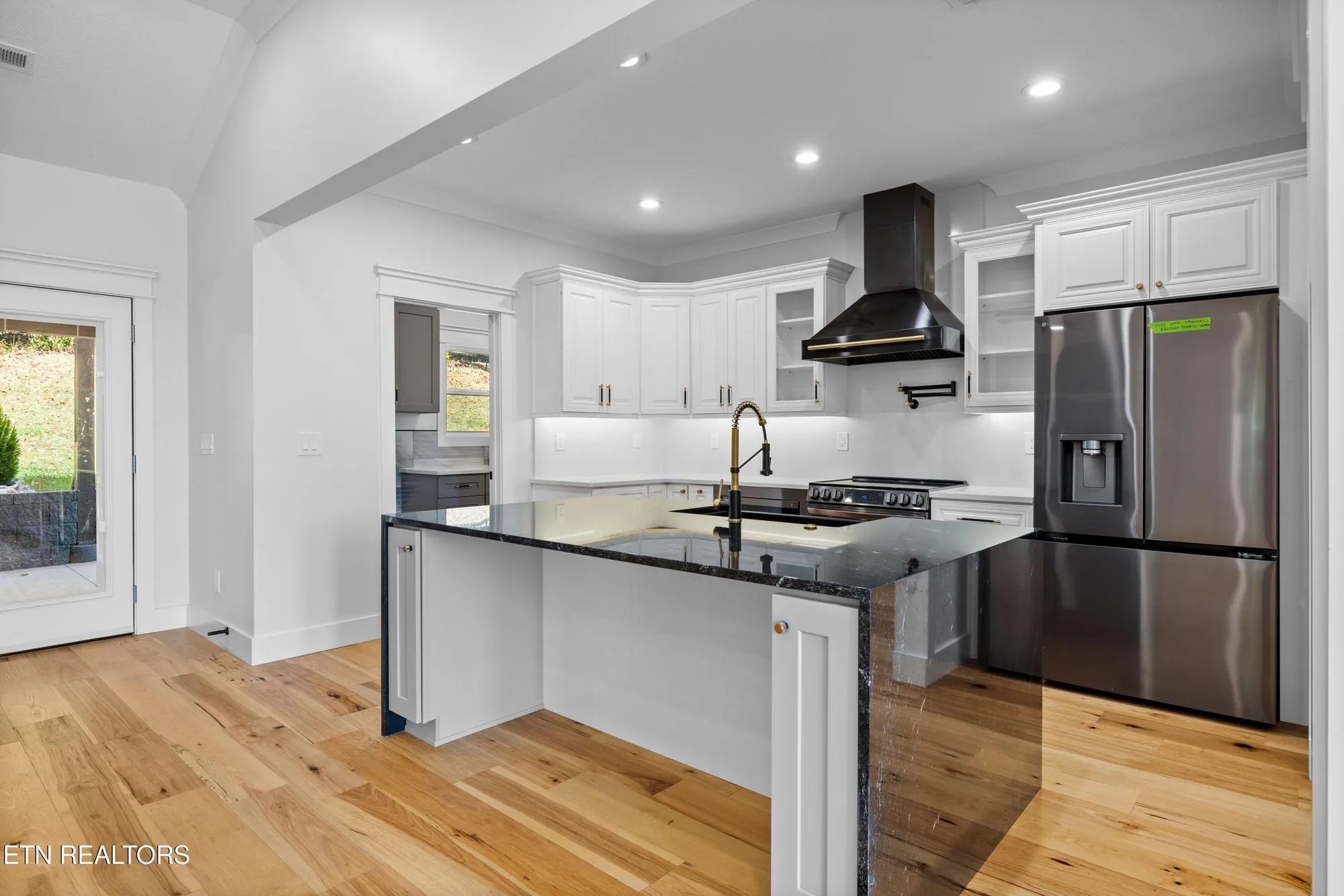 Property Slideshow image 12 of 42 | 316 ootsima ln, Loudon, TN, 37774