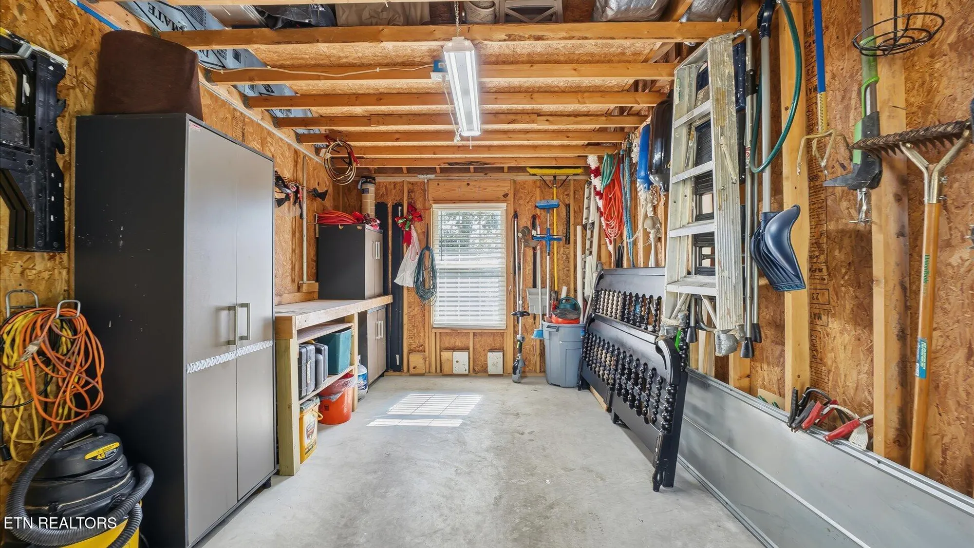 Property Slideshow image 23 of 36 | 301 tahlequah dr, Loudon, TN, 37774