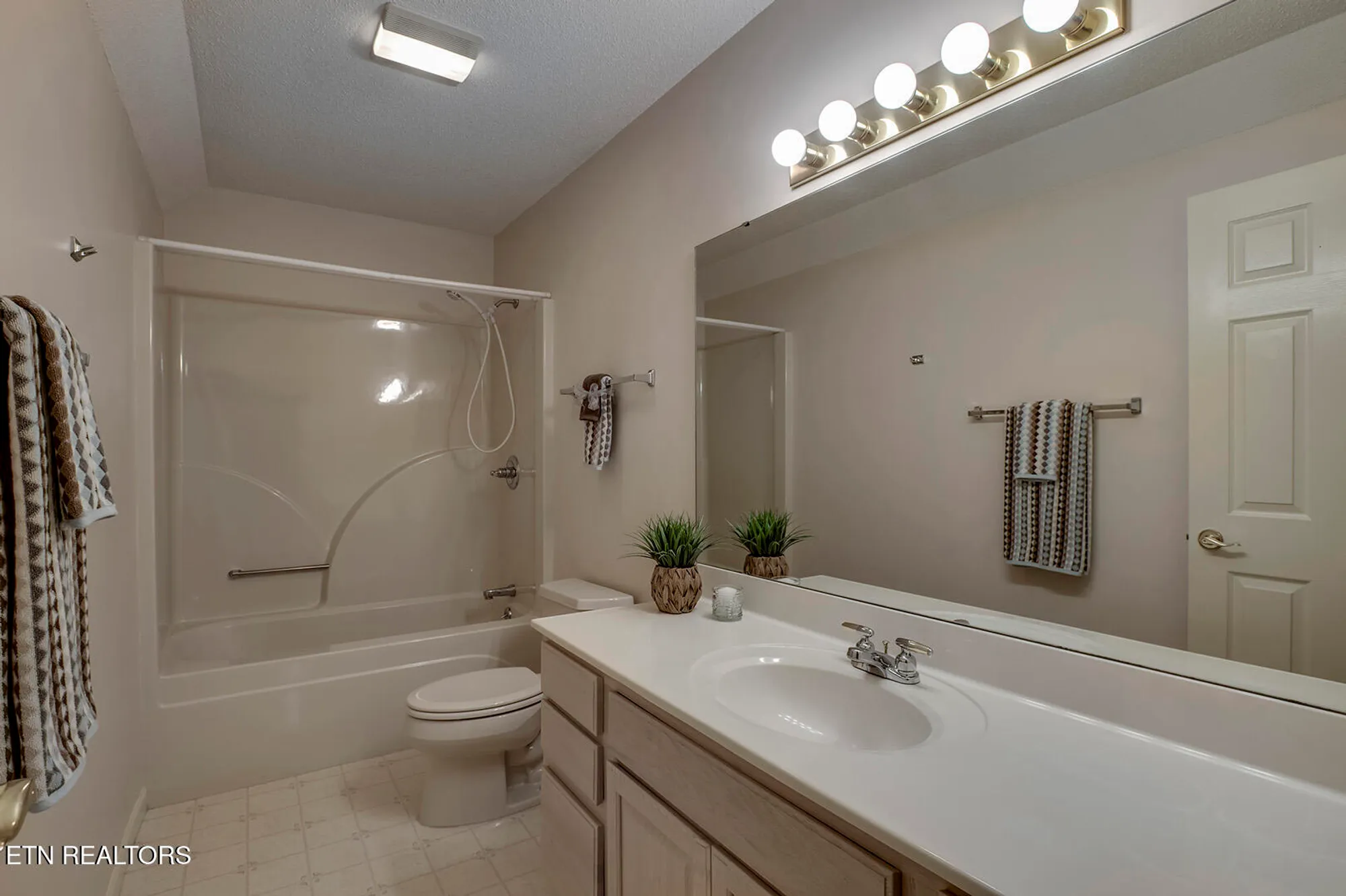 Property Slideshow image 33 of 55 | 107 skiatook way, Loudon, TN, 37774