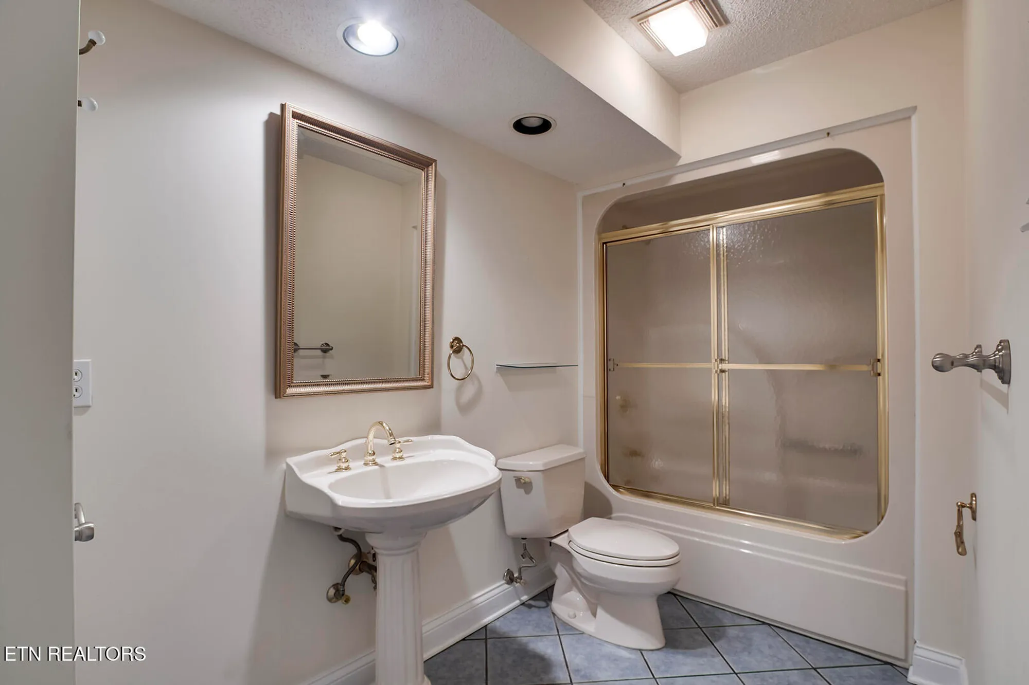 Property Slideshow image 25 of 58 | 206 kiyuga ln, Loudon, TN, 37774