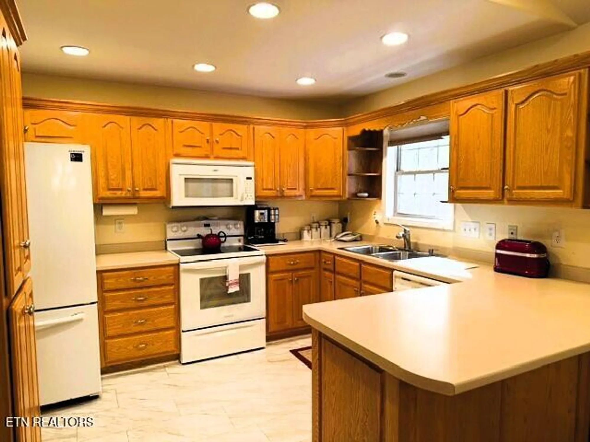 Property Slideshow image 9 of 29 | 204 lakeview dr, Crossville, TN, 38558