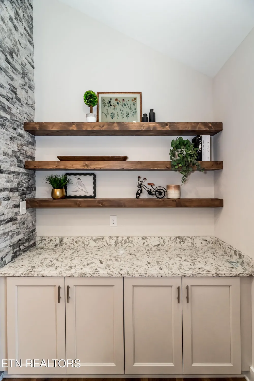 Property Slideshow image 10 of 40 | 112 amohi way, Loudon, TN, 37774