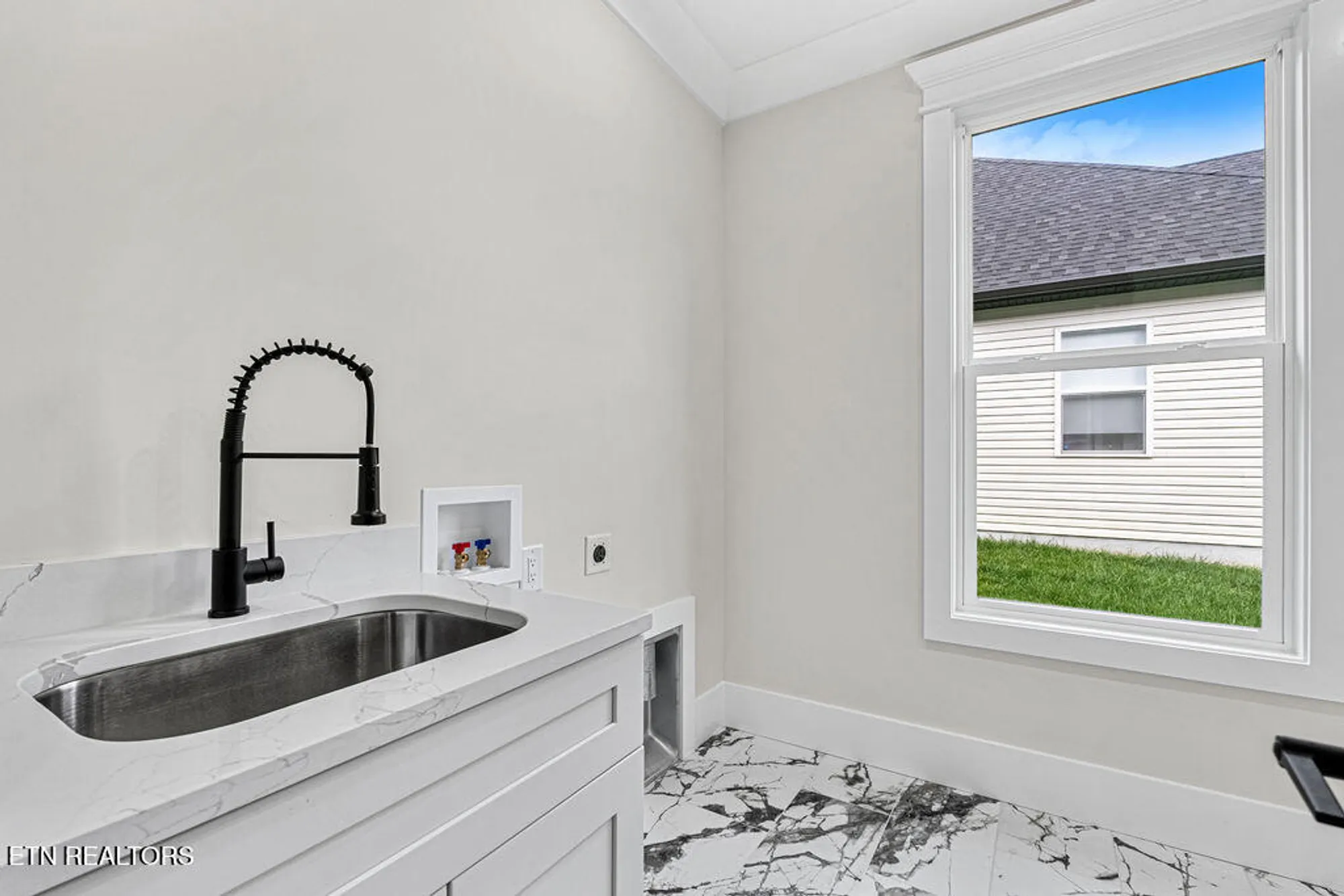 Property Slideshow image 42 of 48 | 108 tsuhdatsi way, Loudon, TN, 37774