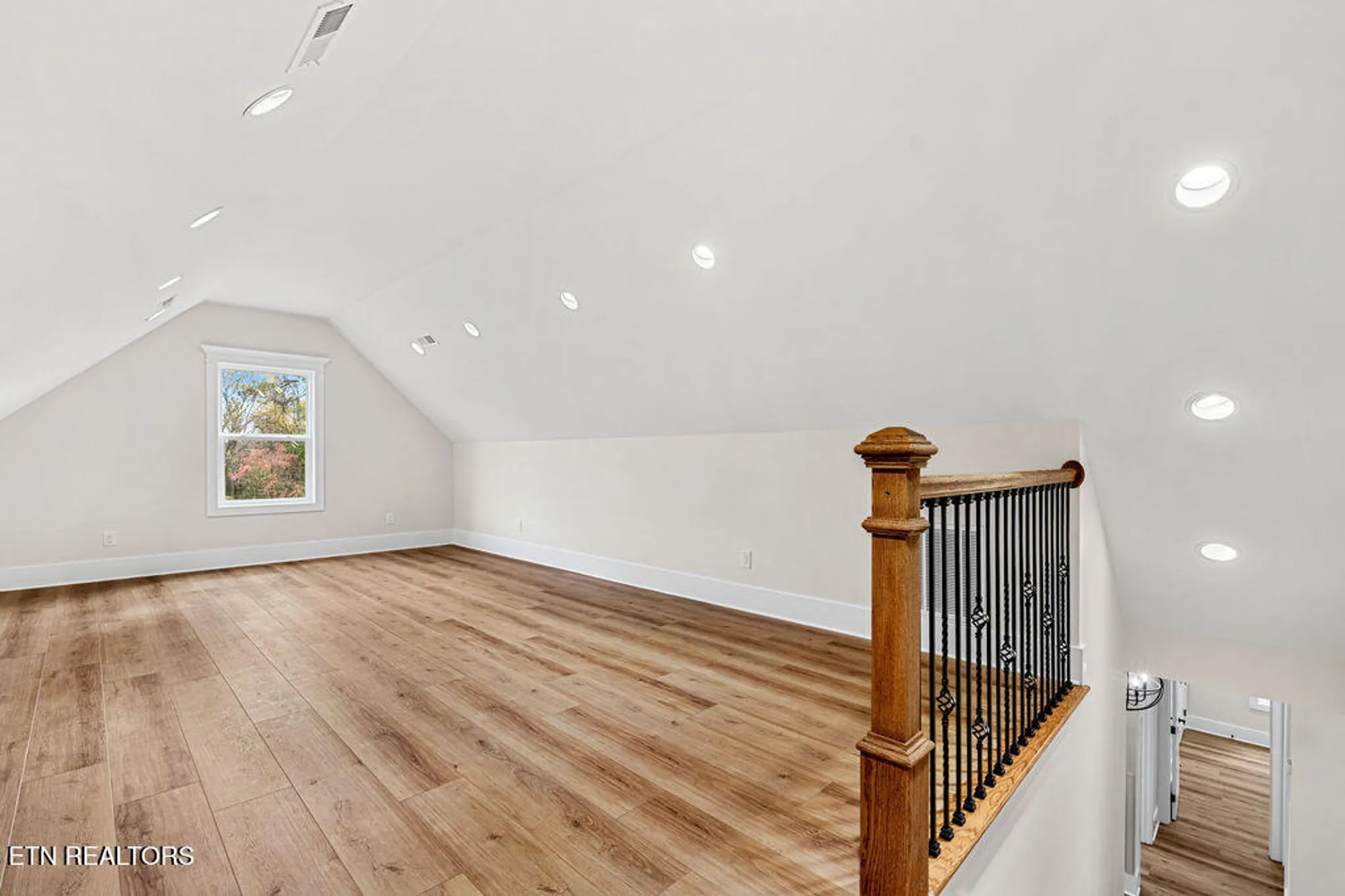 Property Slideshow image 33 of 48 | 108 tsuhdatsi way, Loudon, TN, 37774