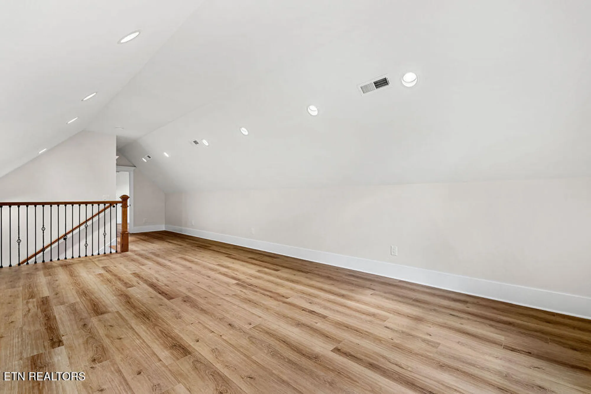 Property Slideshow image 34 of 48 | 108 tsuhdatsi way, Loudon, TN, 37774