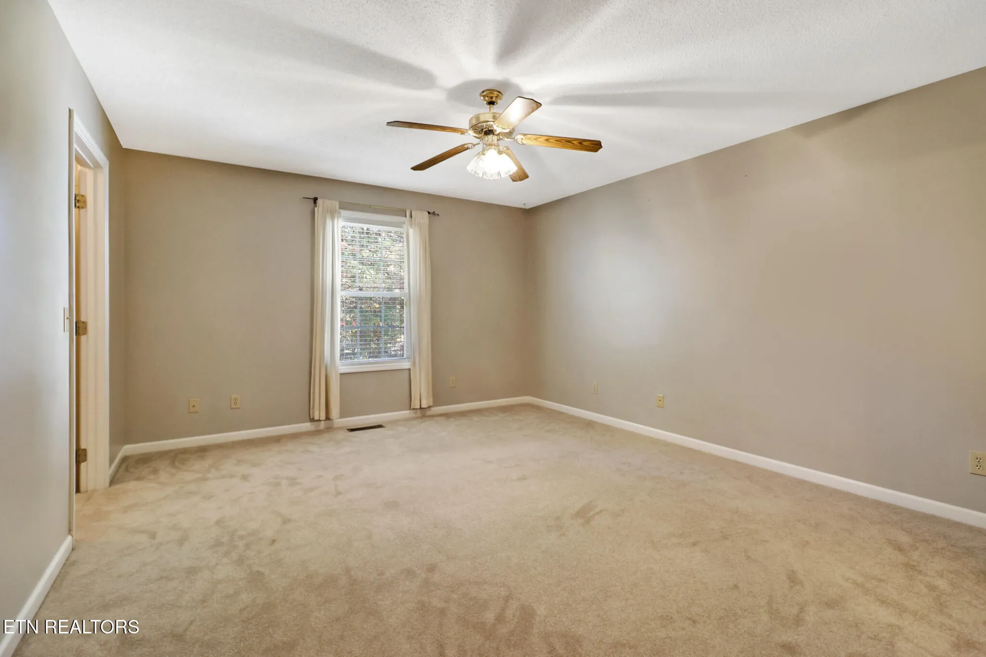 Property Slideshow image 14 of 32 | 112 lakewood dr, Crossville, TN, 38558