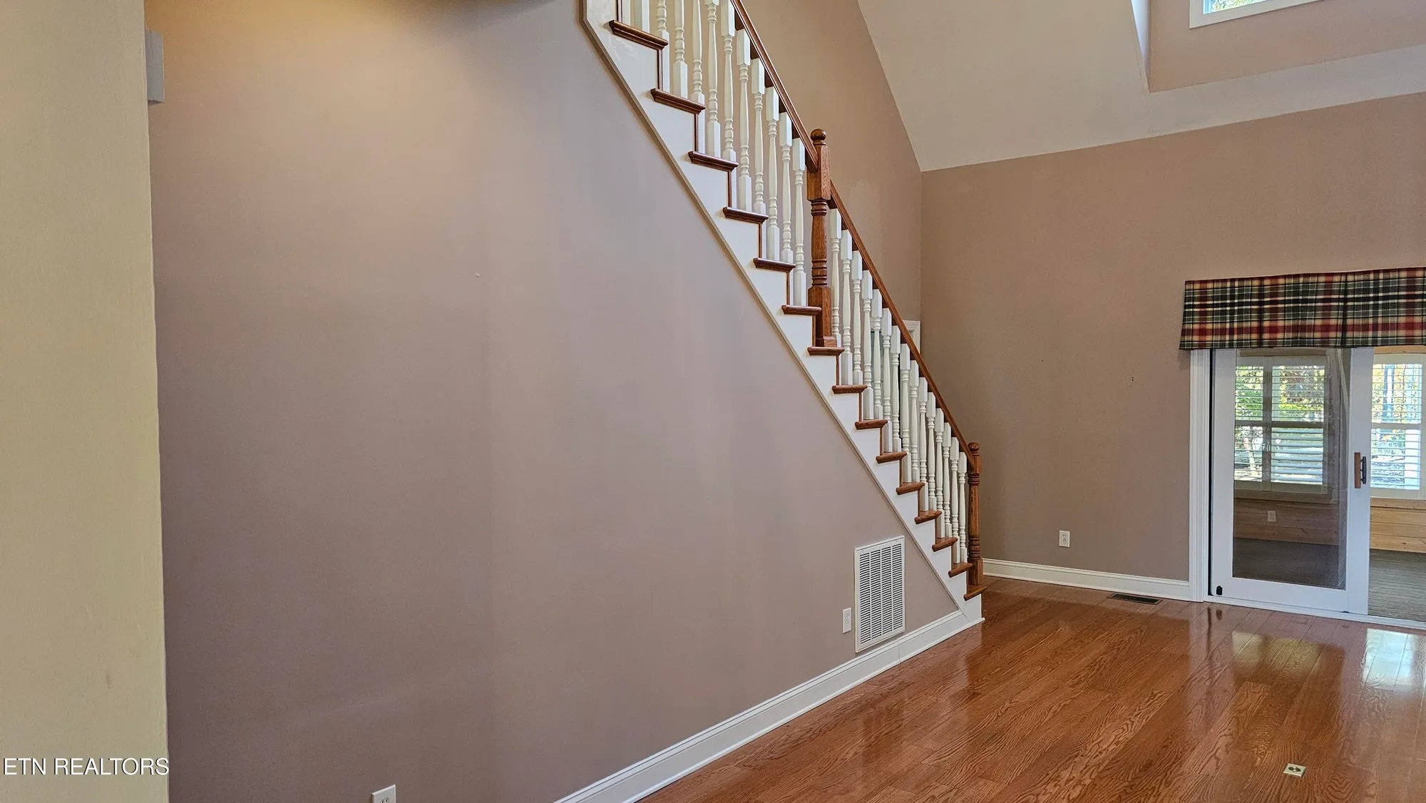 Property Slideshow image 11 of 43 | 302 oostanali cir, Loudon, TN, 37774