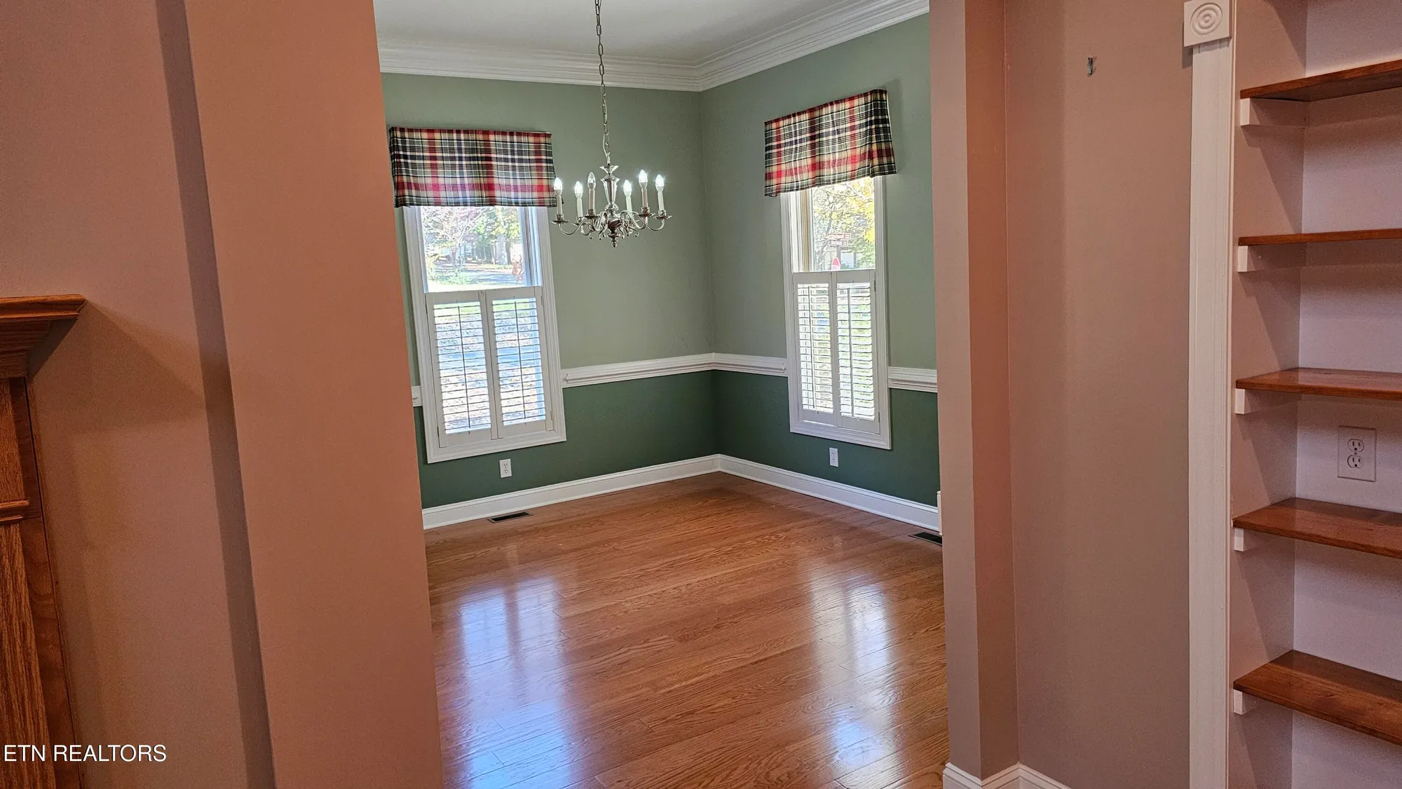 Property Slideshow image 13 of 43 | 302 oostanali cir, Loudon, TN, 37774