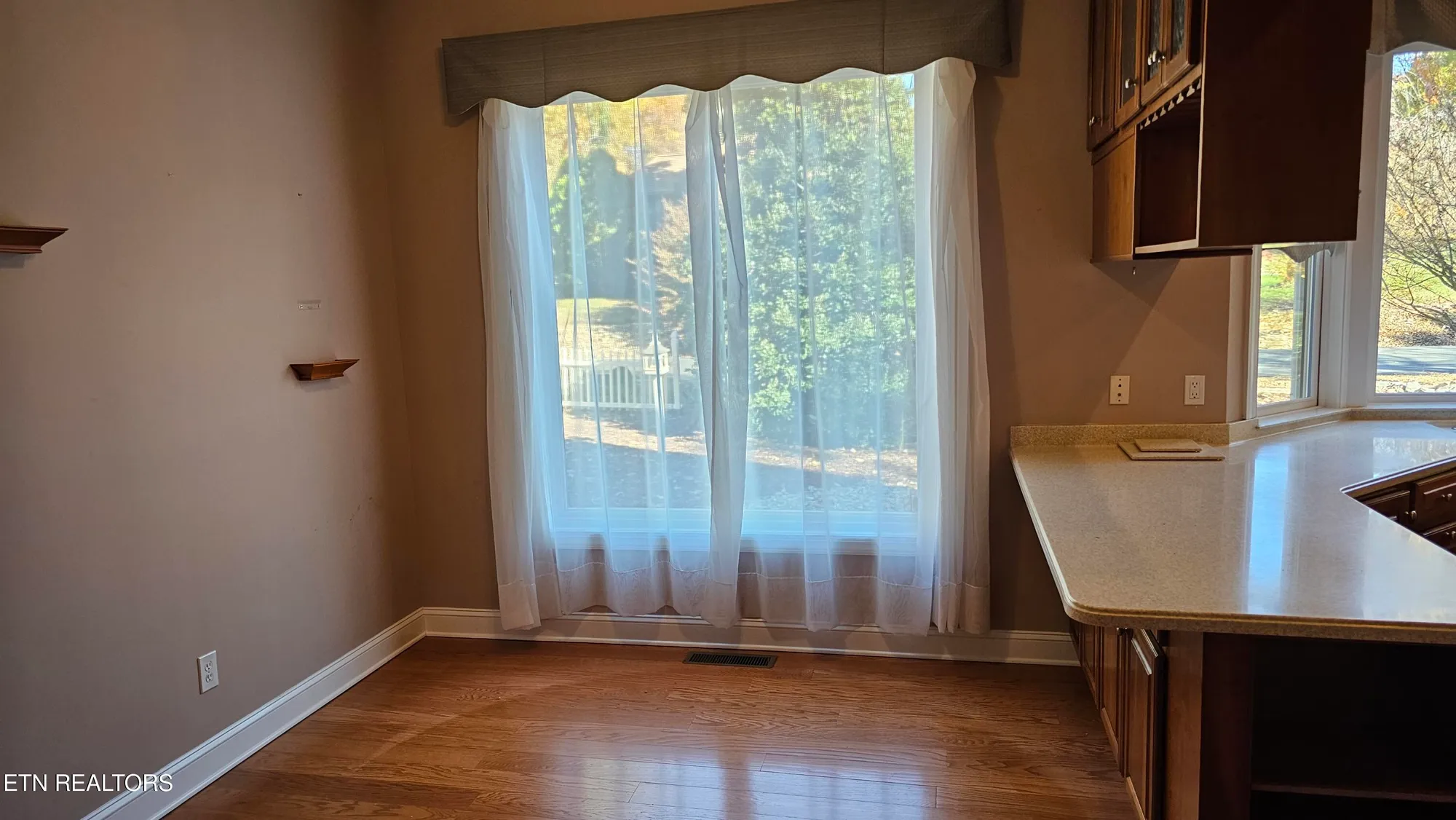 Property Slideshow image 18 of 43 | 302 oostanali cir, Loudon, TN, 37774