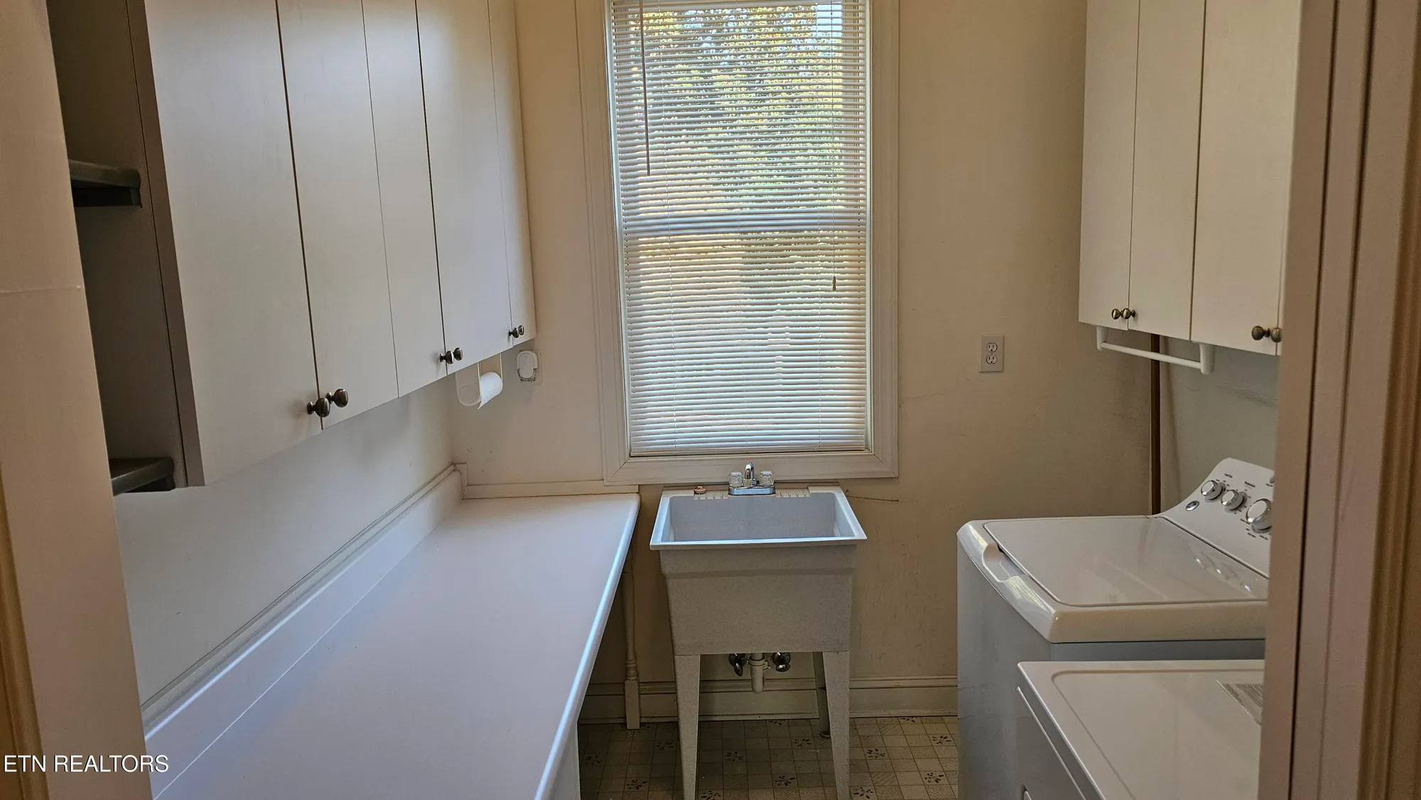 Property Slideshow image 21 of 43 | 302 oostanali cir, Loudon, TN, 37774