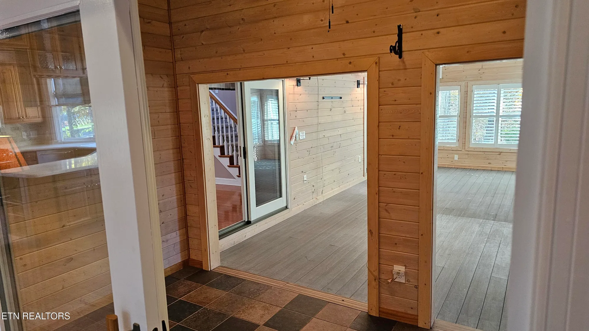 Property Slideshow image 22 of 43 | 302 oostanali cir, Loudon, TN, 37774