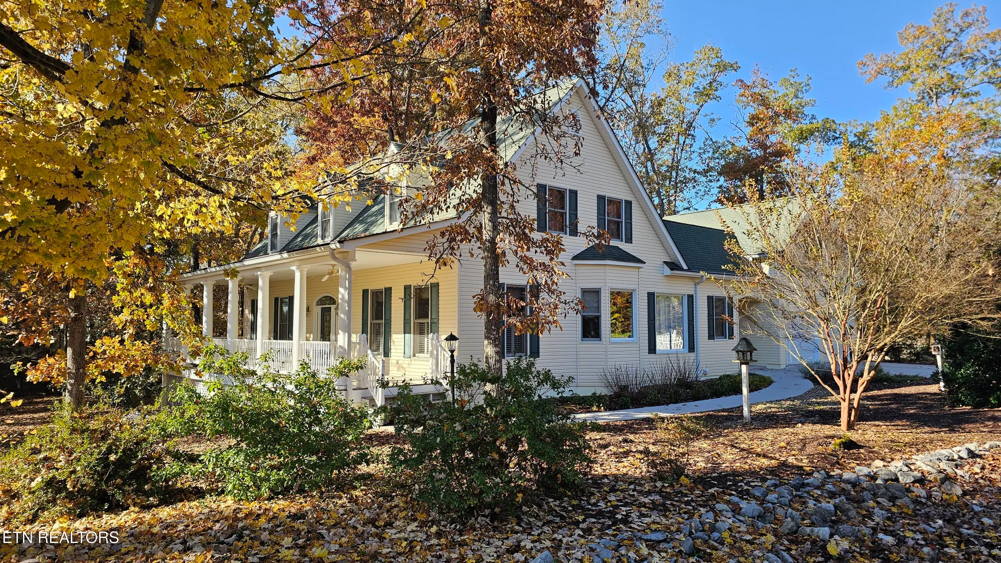 Property Slideshow image 1 of 43 | 302 oostanali cir, Loudon, TN, 37774