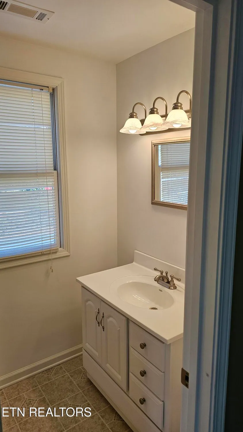 Property Slideshow image 38 of 43 | 302 oostanali cir, Loudon, TN, 37774