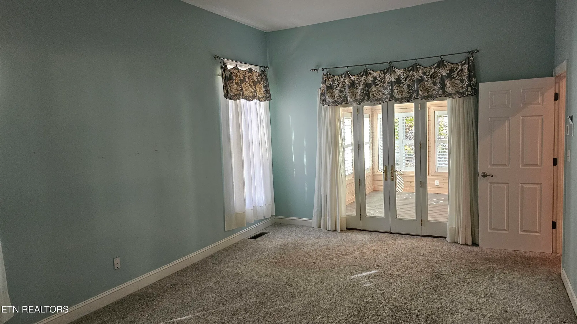 Property Slideshow image 28 of 43 | 302 oostanali cir, Loudon, TN, 37774