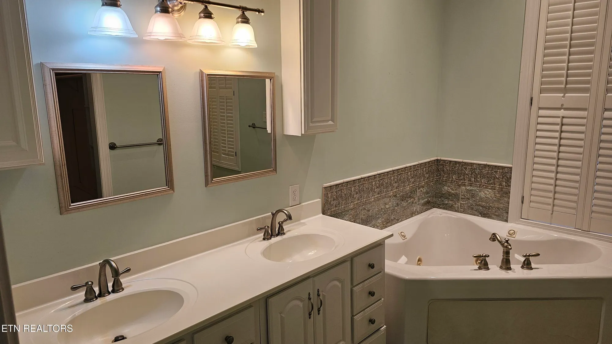 Property Slideshow image 29 of 43 | 302 oostanali cir, Loudon, TN, 37774