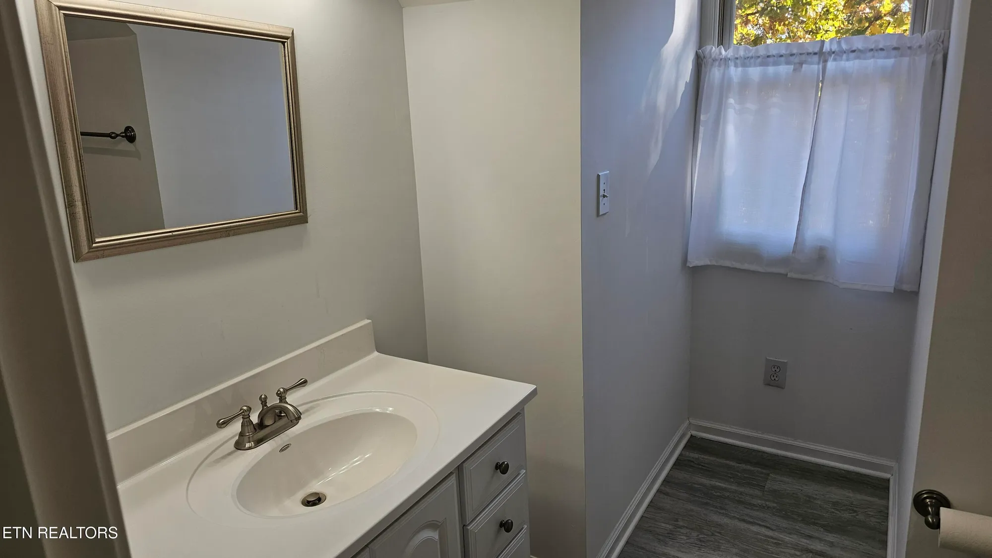 Property Slideshow image 34 of 43 | 302 oostanali cir, Loudon, TN, 37774