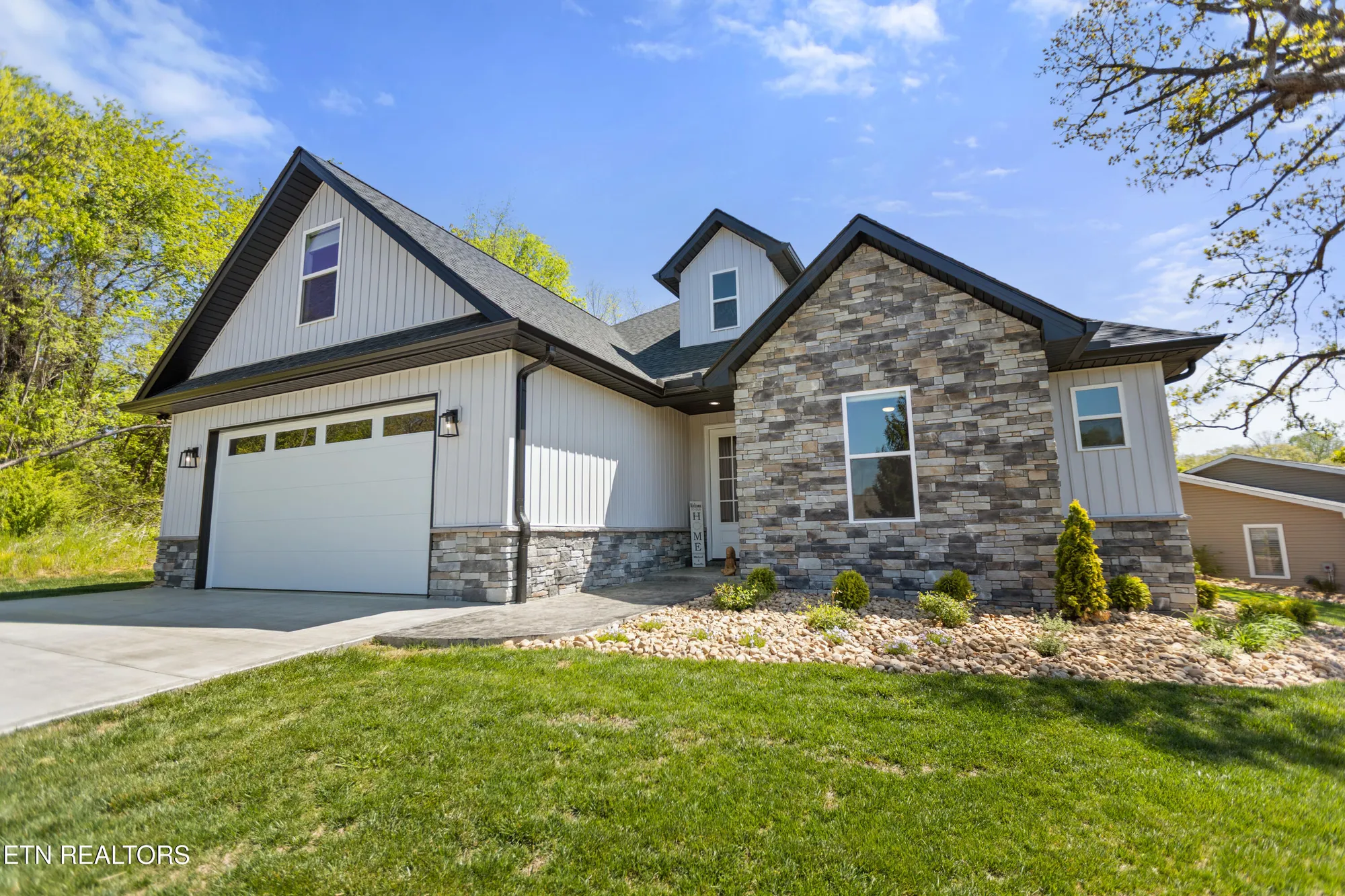 Property Slideshow image 2 of 37 | 141 daleyuhski way, Loudon, TN, 37774