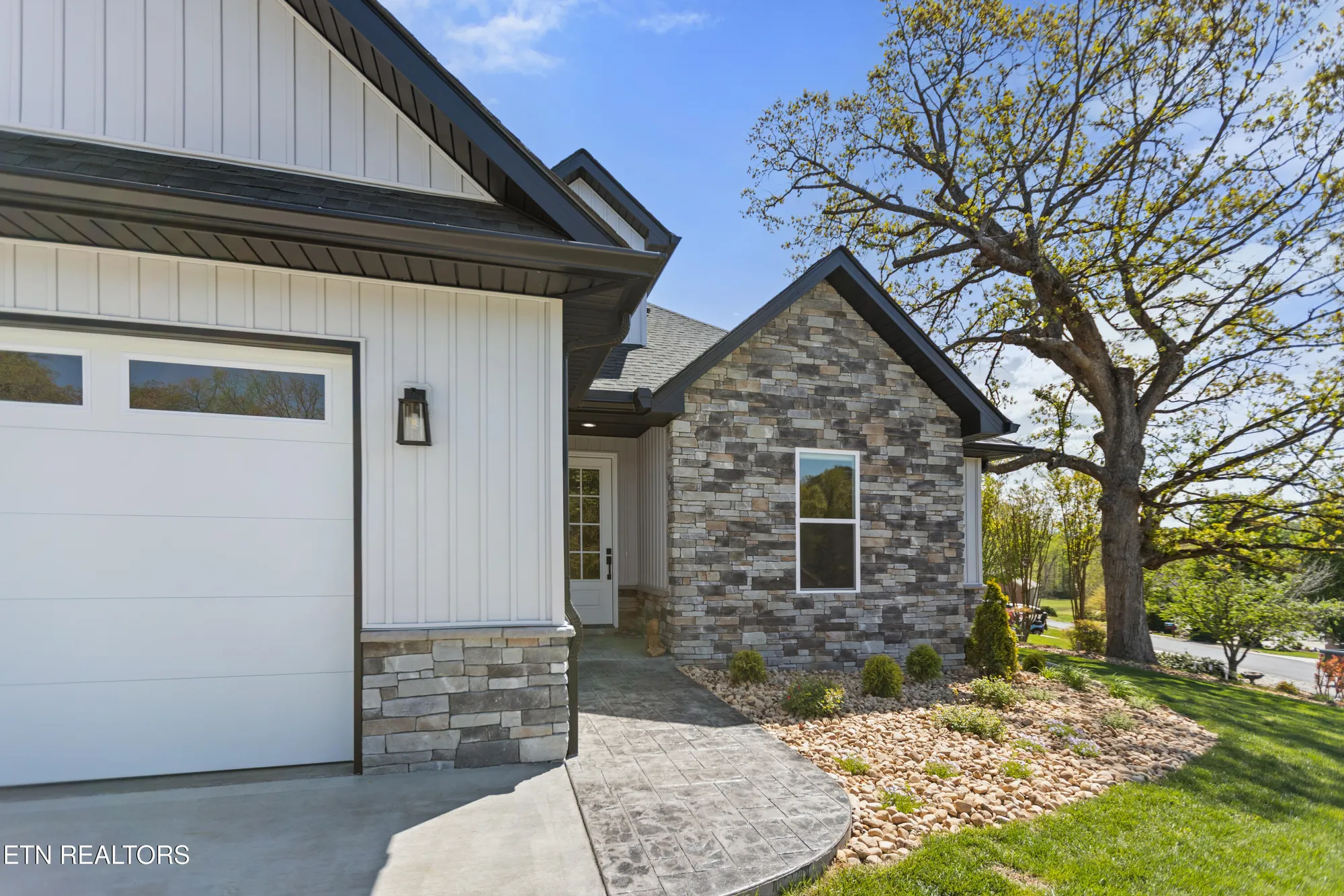 Property Slideshow image 4 of 37 | 141 daleyuhski way, Loudon, TN, 37774