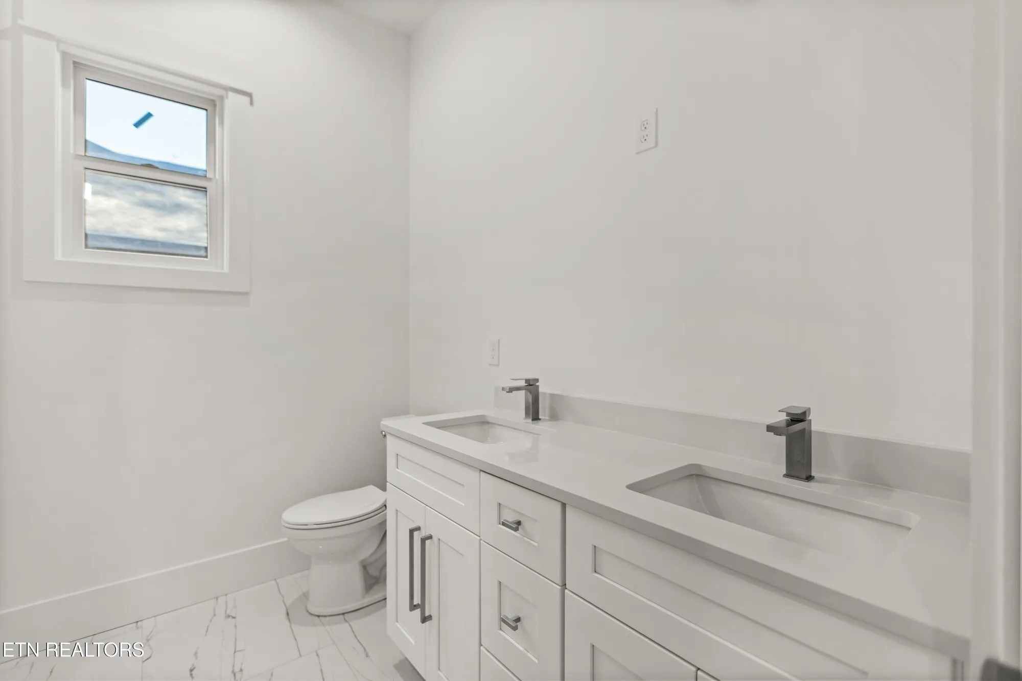 Property Slideshow image 10 of 60 | 176 saligugi way, Loudon, TN, 37774