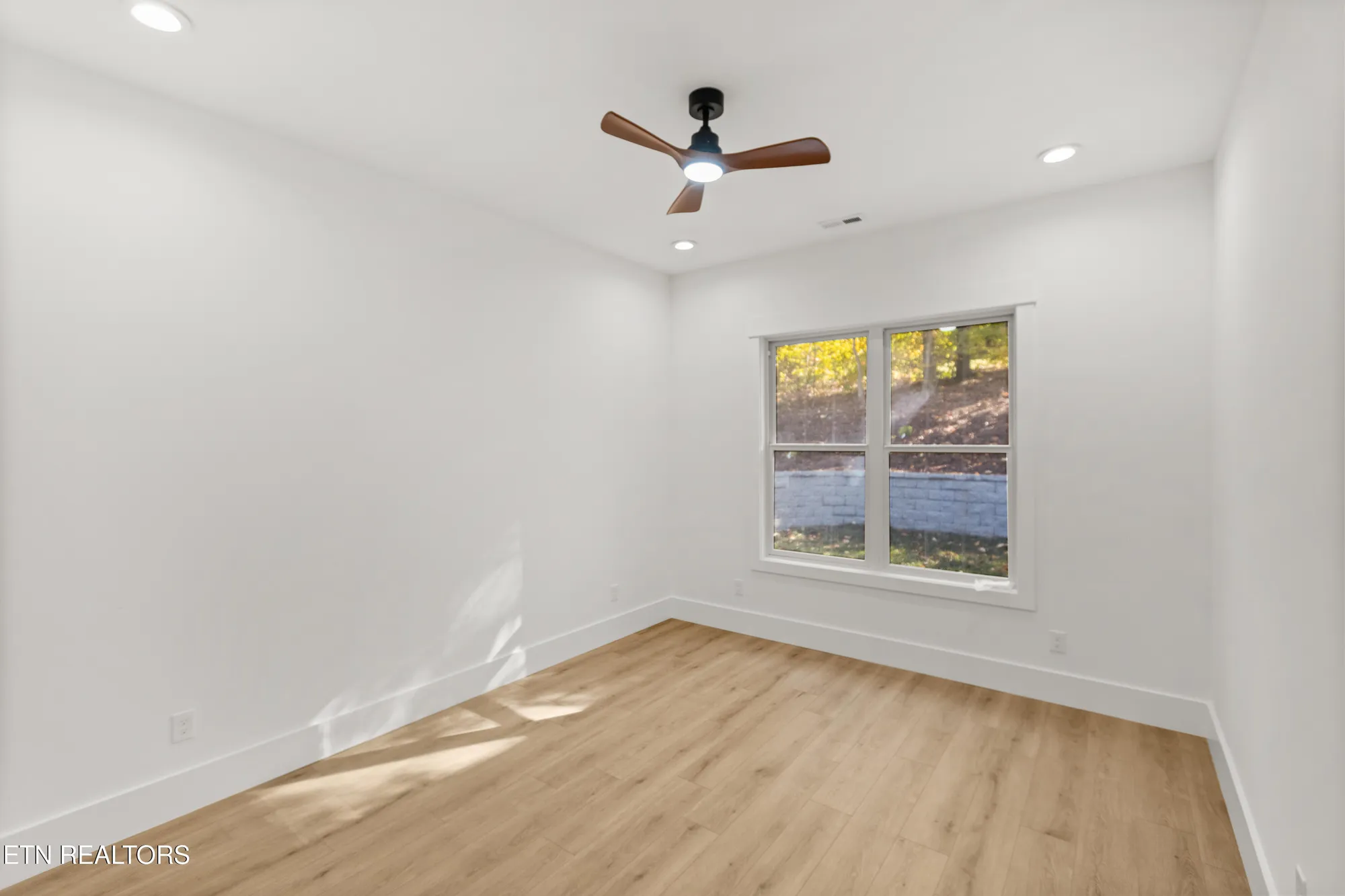 Property Slideshow image 40 of 60 | 176 saligugi way, Loudon, TN, 37774