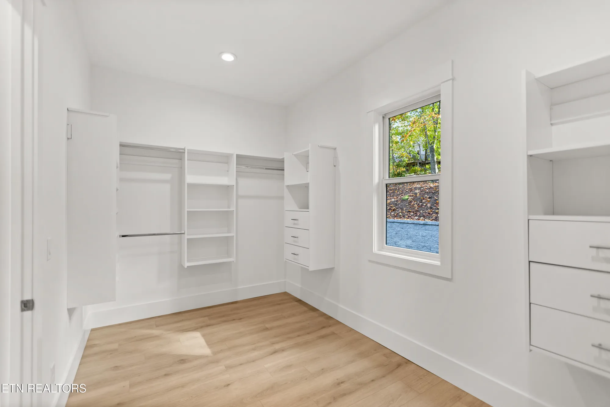 Property Slideshow image 33 of 60 | 176 saligugi way, Loudon, TN, 37774