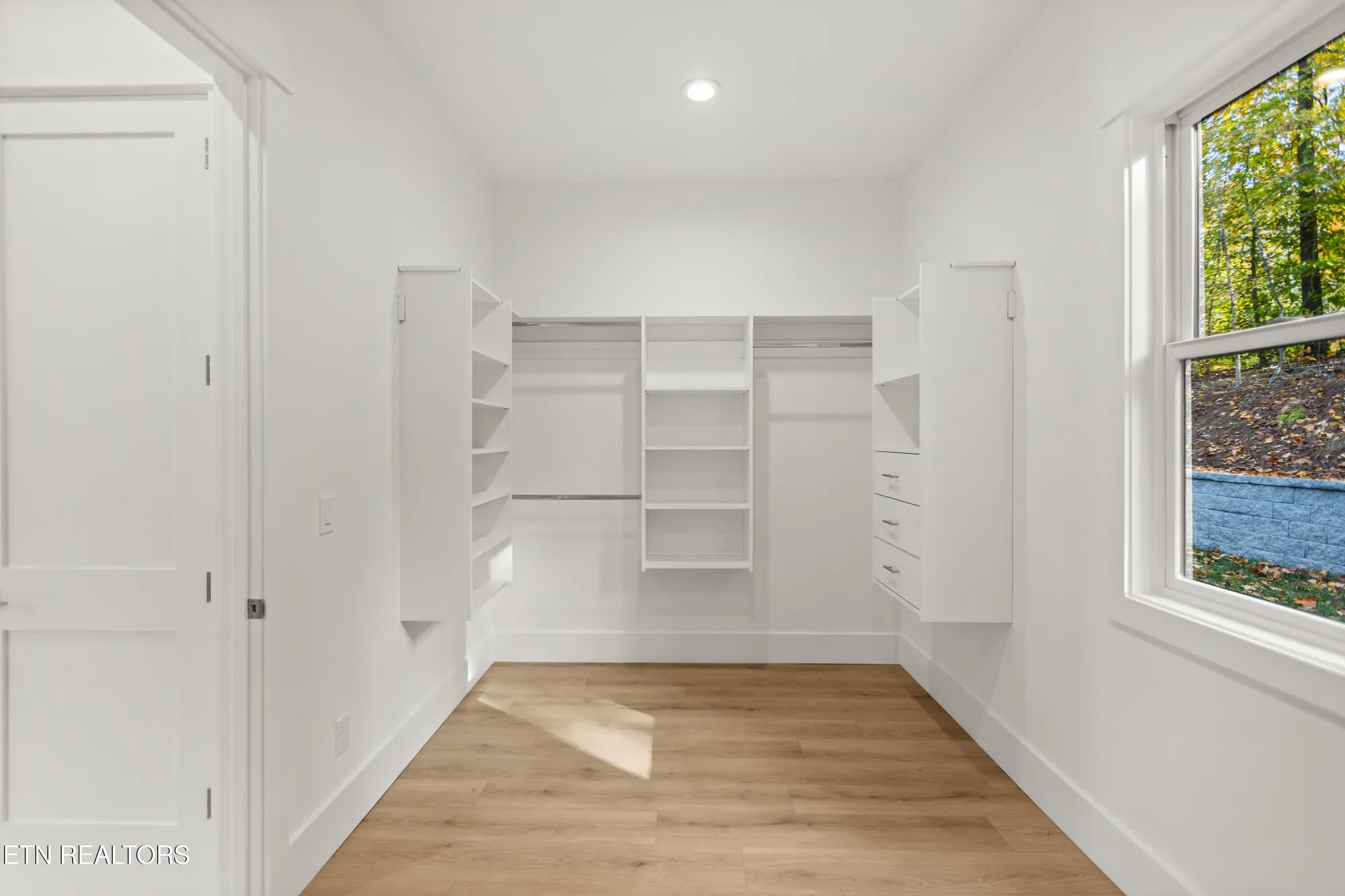 Property Slideshow image 32 of 60 | 176 saligugi way, Loudon, TN, 37774