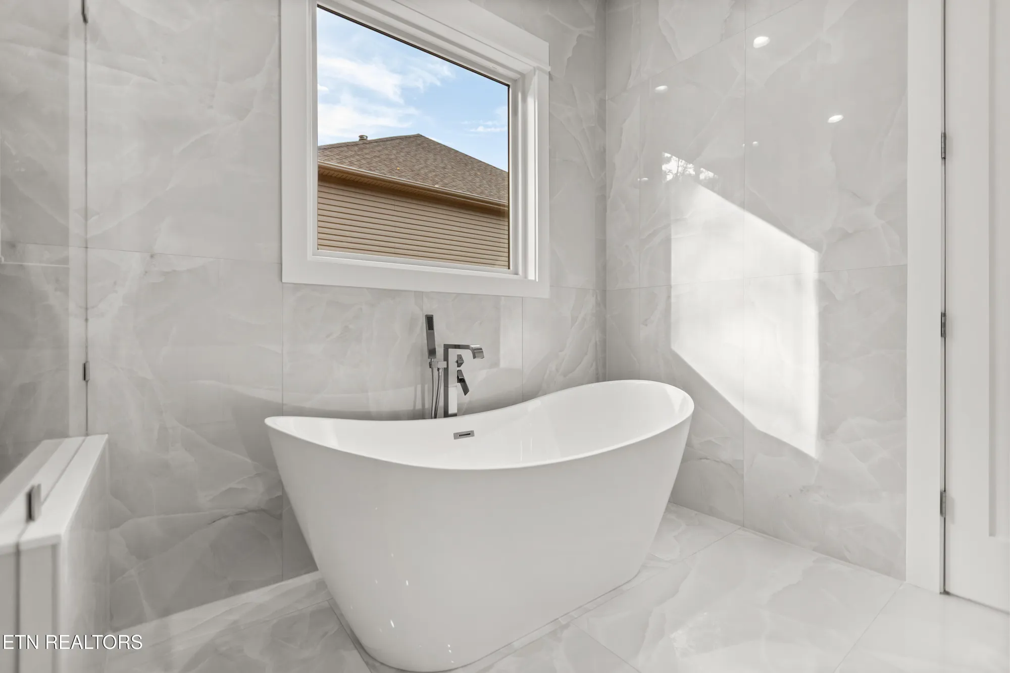 Property Slideshow image 30 of 60 | 176 saligugi way, Loudon, TN, 37774