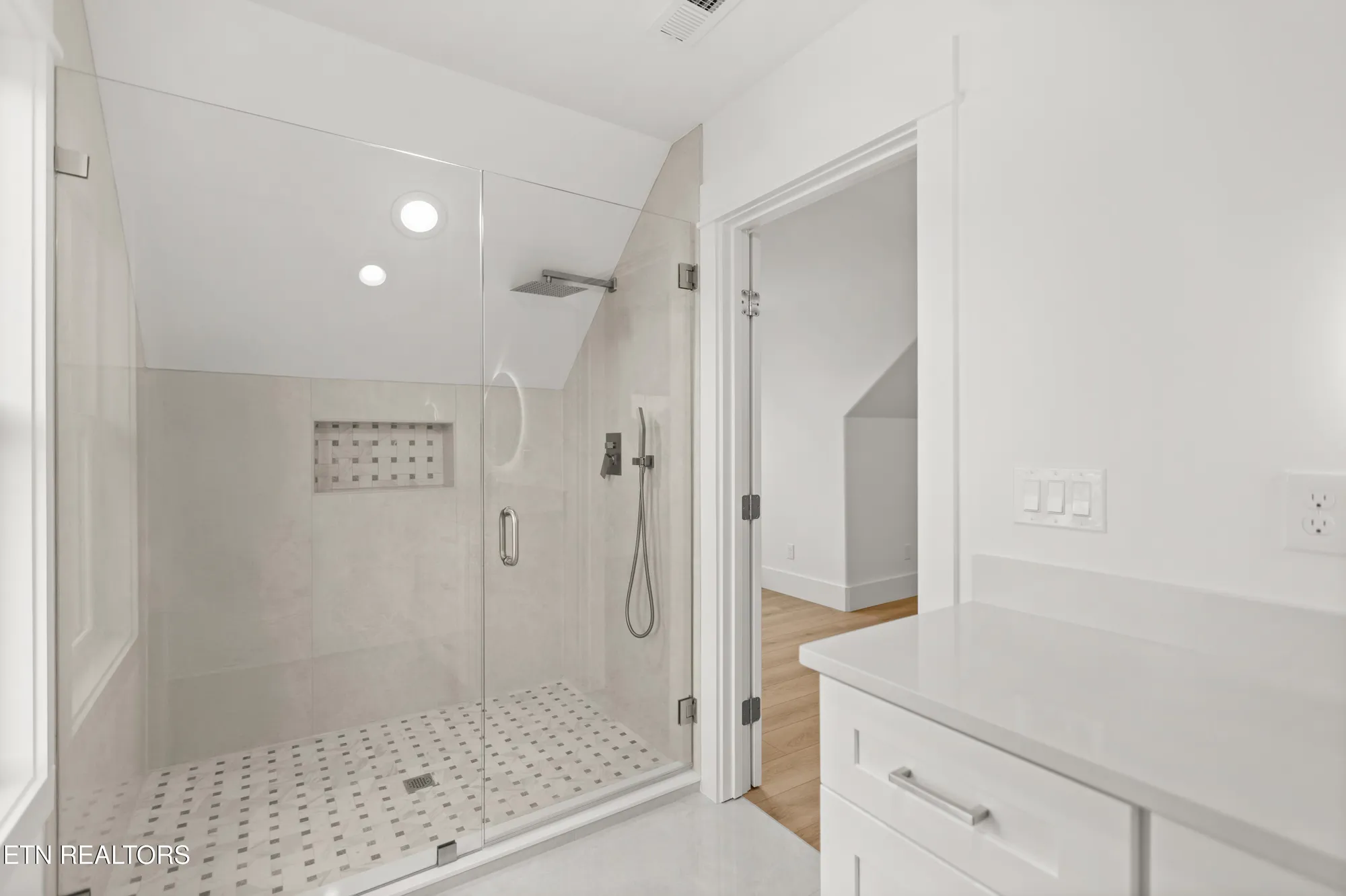 Property Slideshow image 51 of 60 | 176 saligugi way, Loudon, TN, 37774