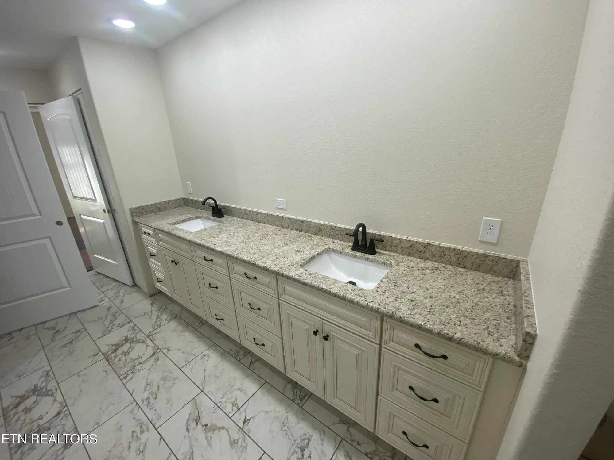 Property Slideshow image 17 of 31 | 140 windsor rd, Crossville, TN, 38558