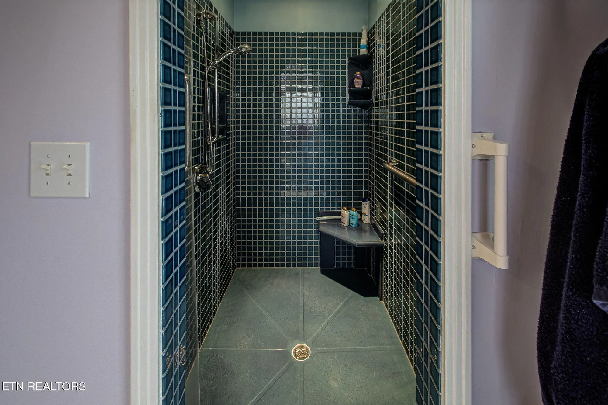 Property Slideshow image 27 of 48 | 128 santee way, Loudon, TN, 37774